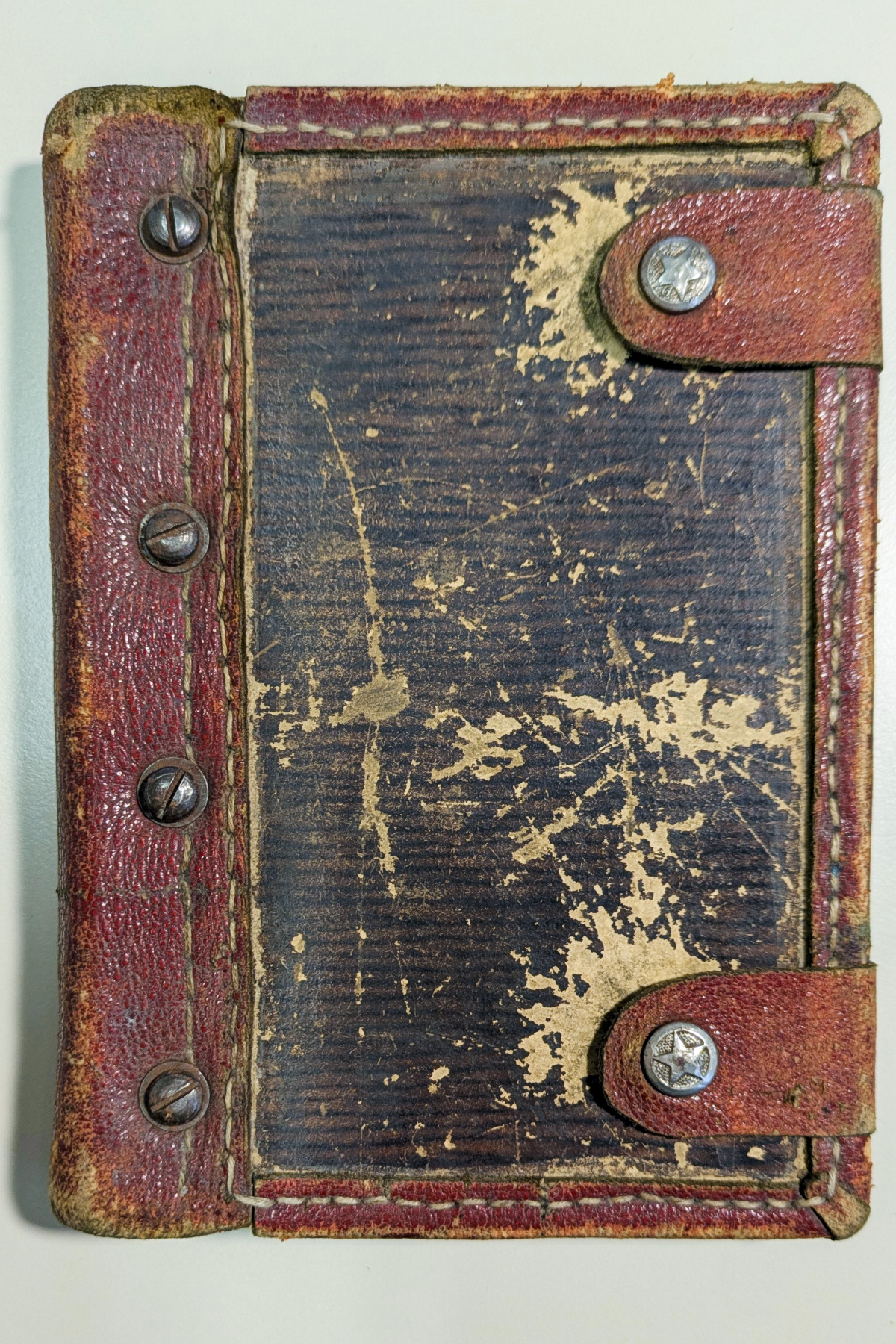 Buchdeckel mit stark abgenutzem Ledereinband