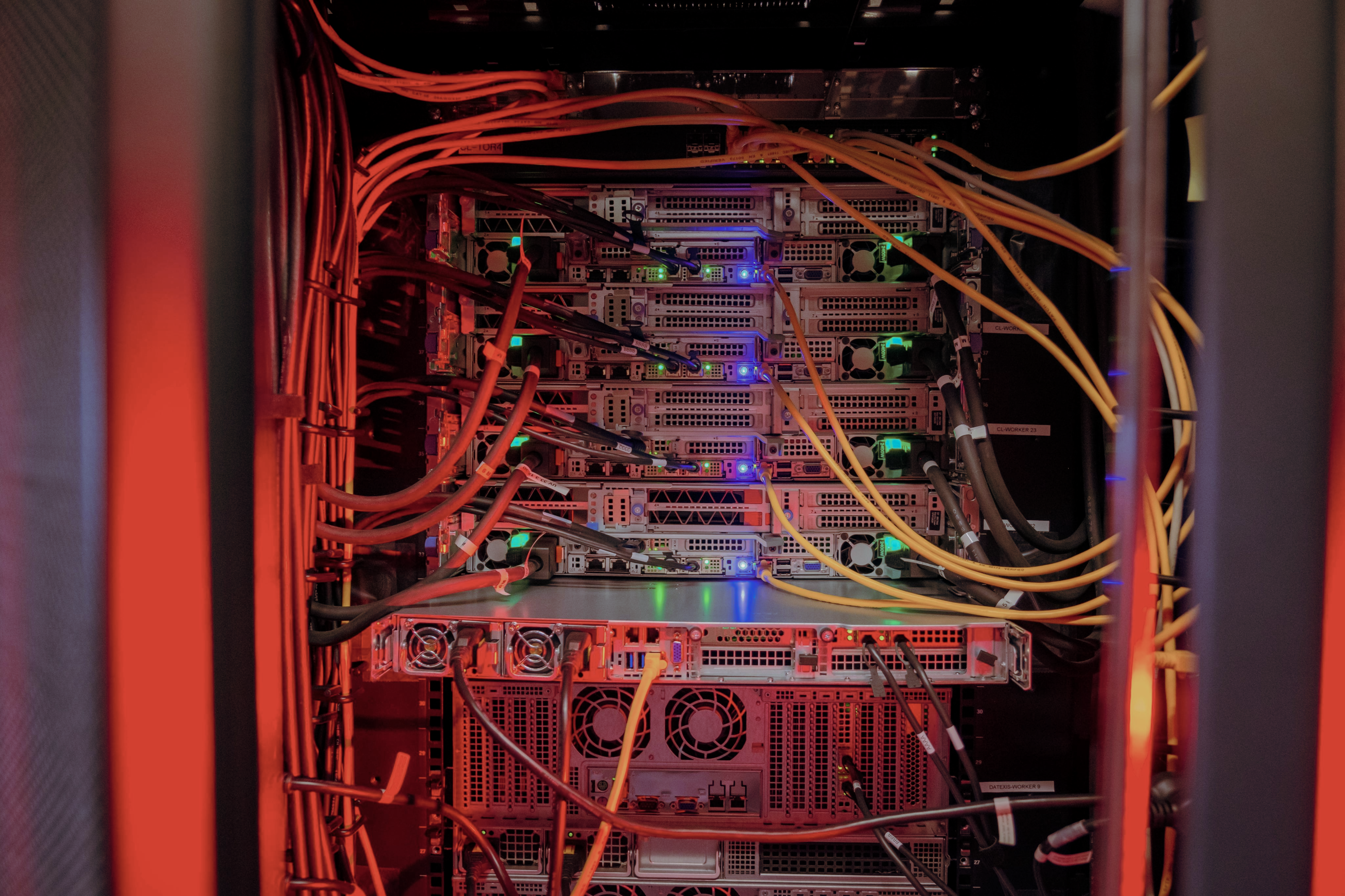 Blick in einen Serverraum mit vielen Kabeln, Buchsen und Lämpchen