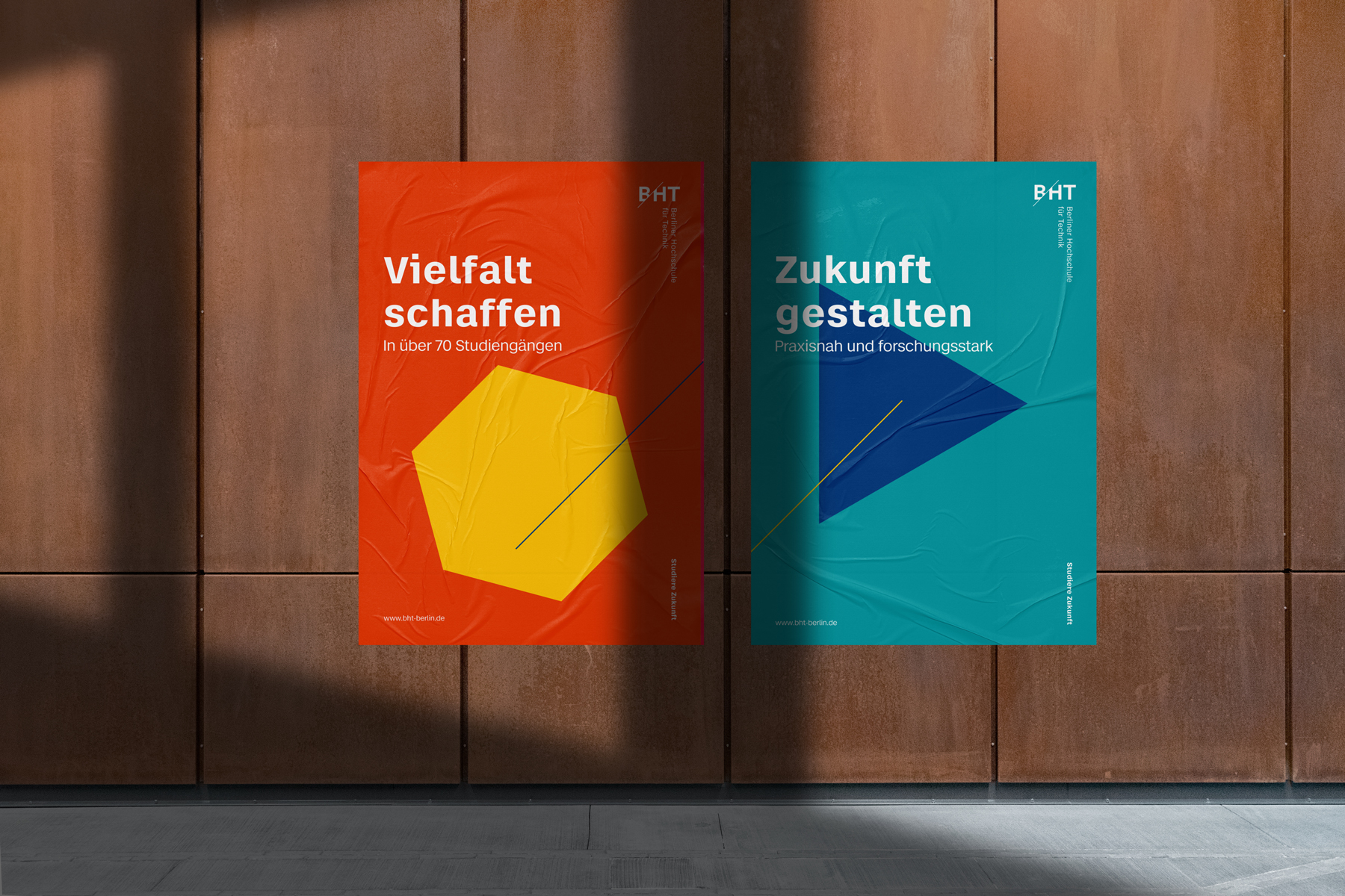 Zwei Plakate an einer Wand zeigen im Corporate Design der BHT Botschaften des Leitbildes: Vielfalt schaffen und Zukunft gestalten