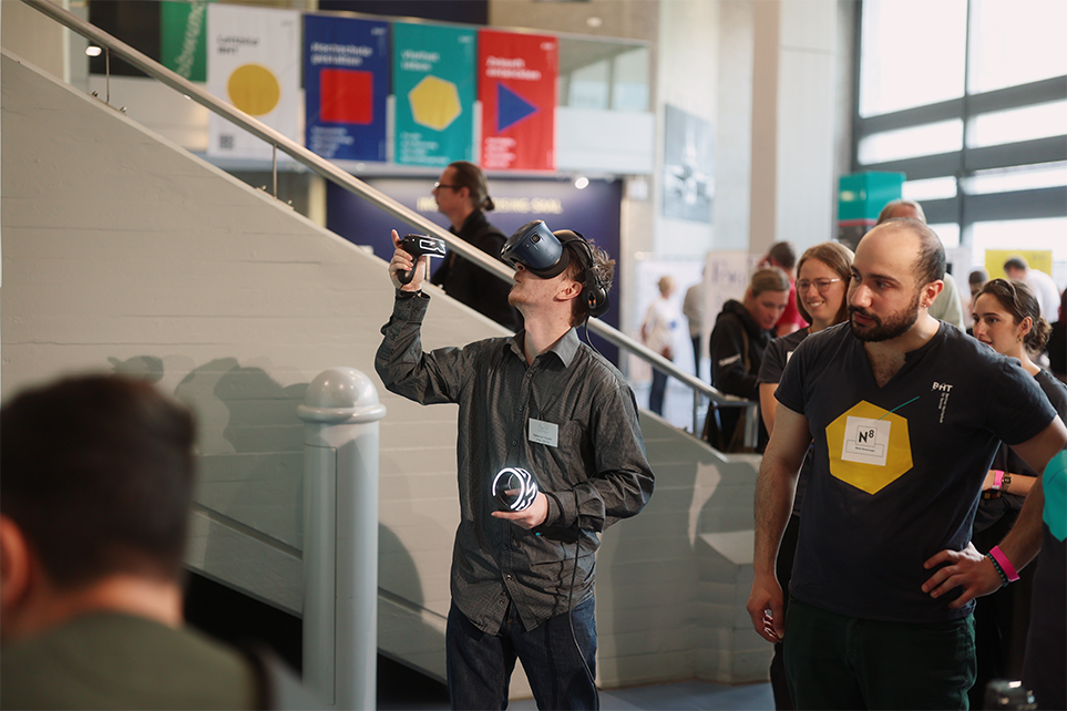 Ein Mann erkundet mit einer VR-Brille vergessene Orte