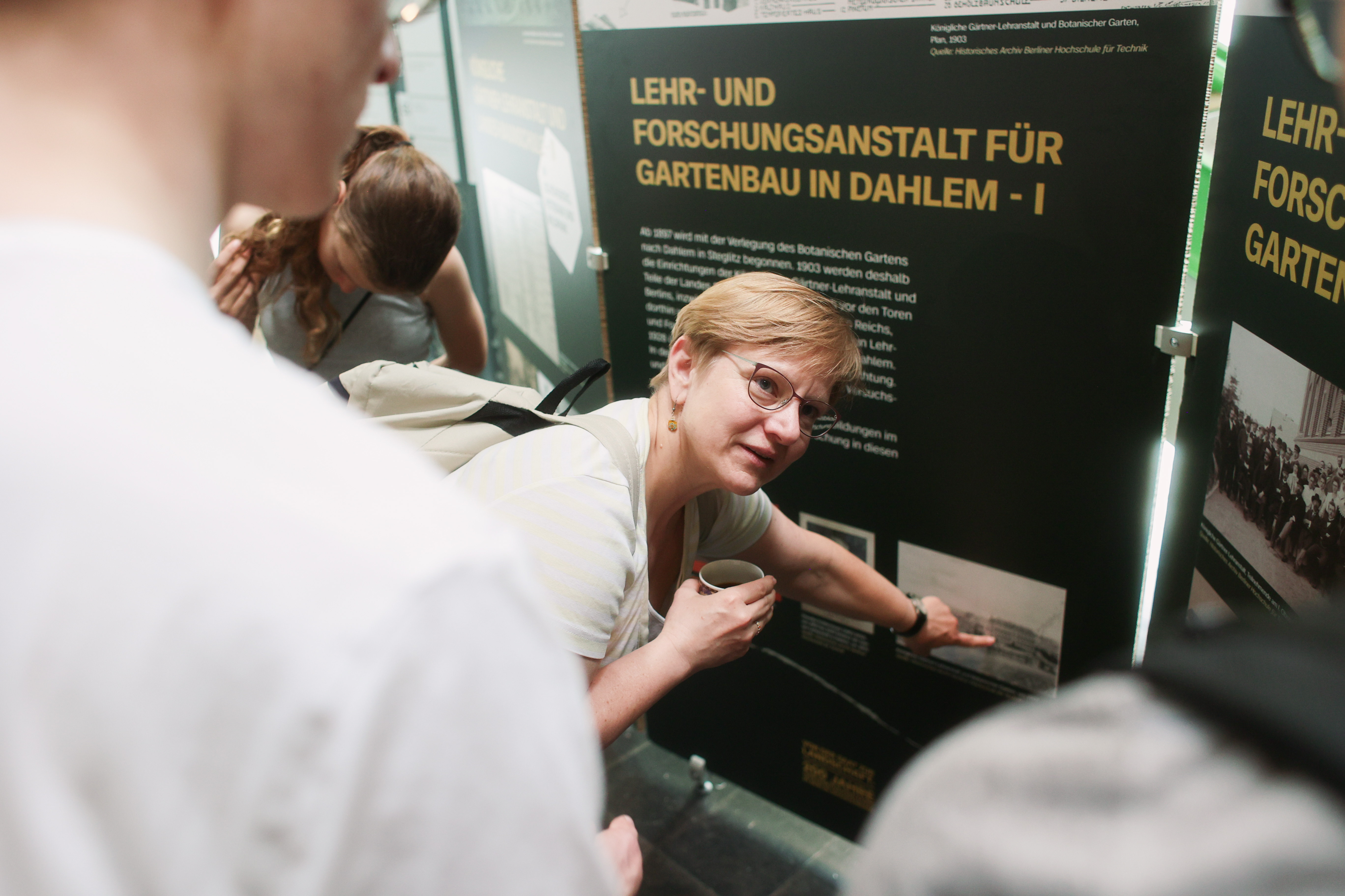 Eine Frau zeigt auf eine Stellwand