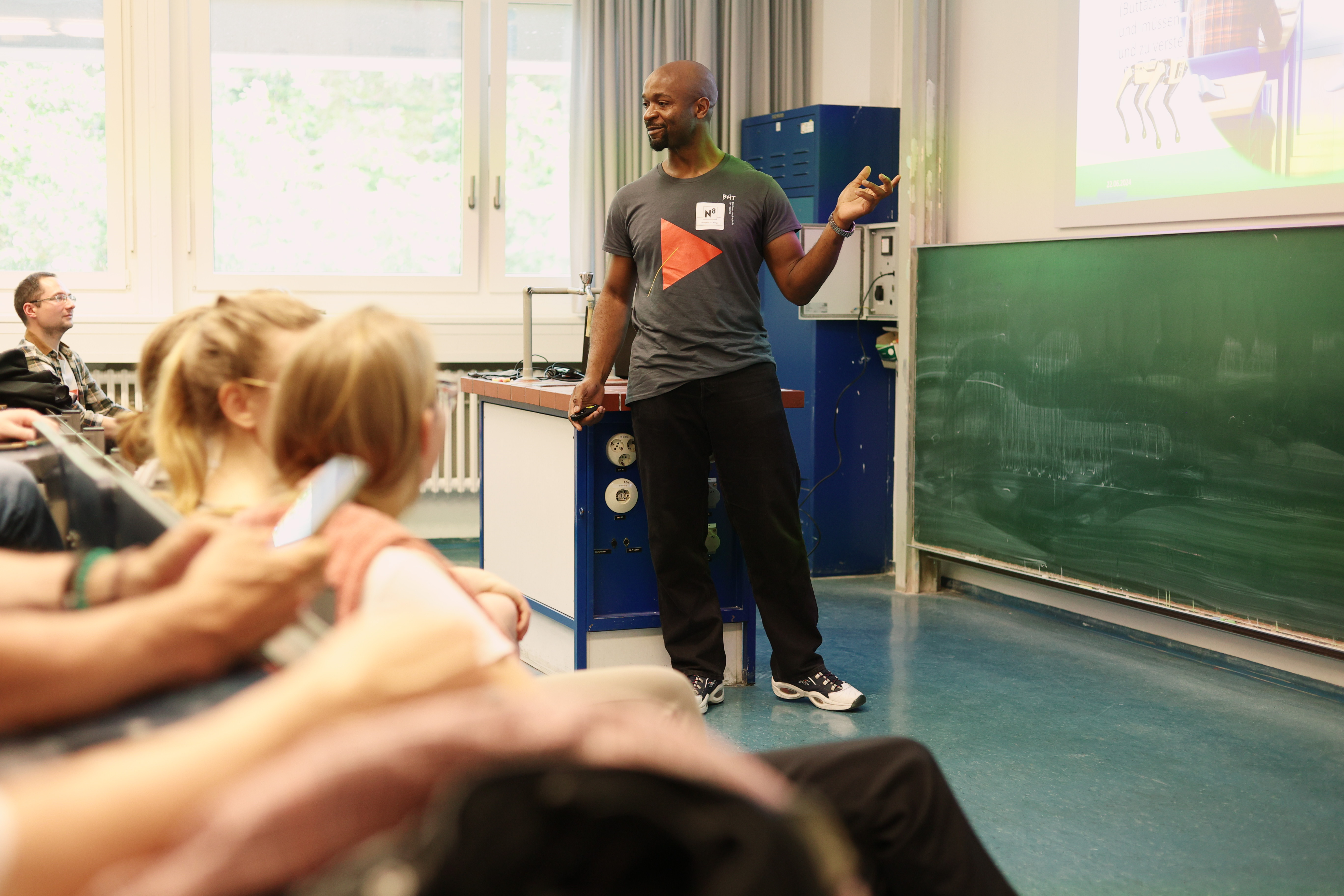Ein Mann hält einen Vortrag im Vorlesungsraum