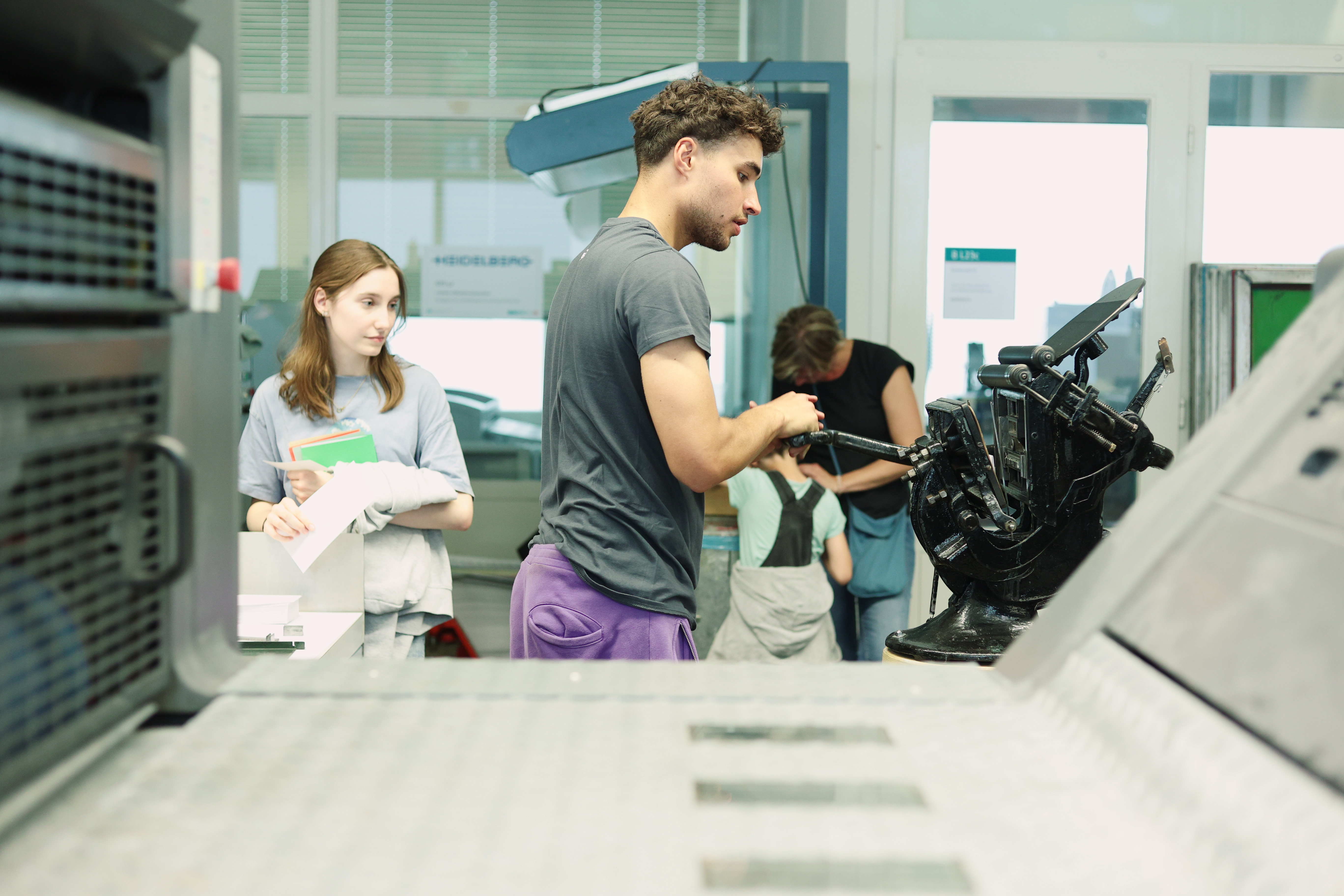 Ein junger Mann arbeitet an einer großen Maschine