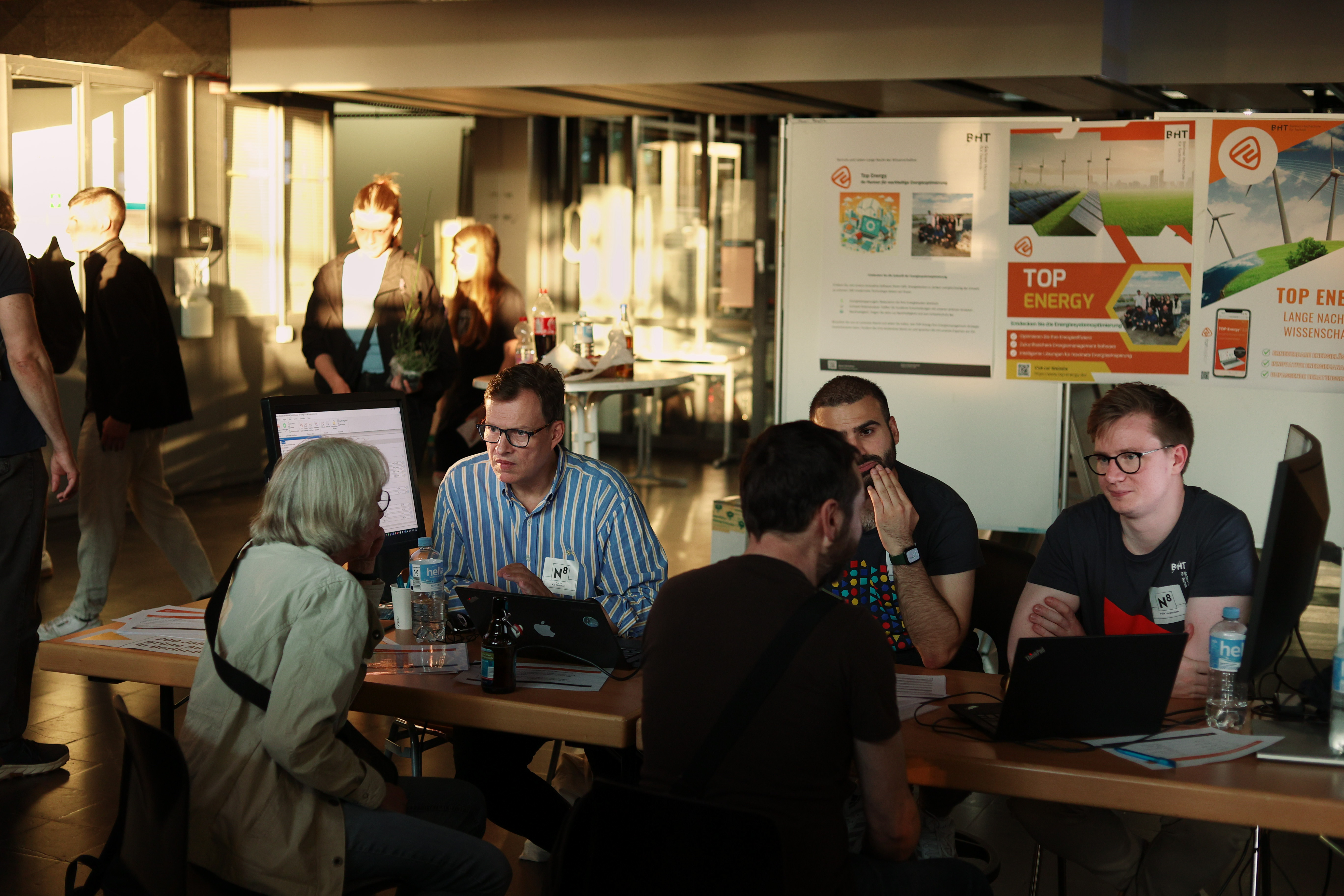 Mehrere Personen an Tischen im Gespräch