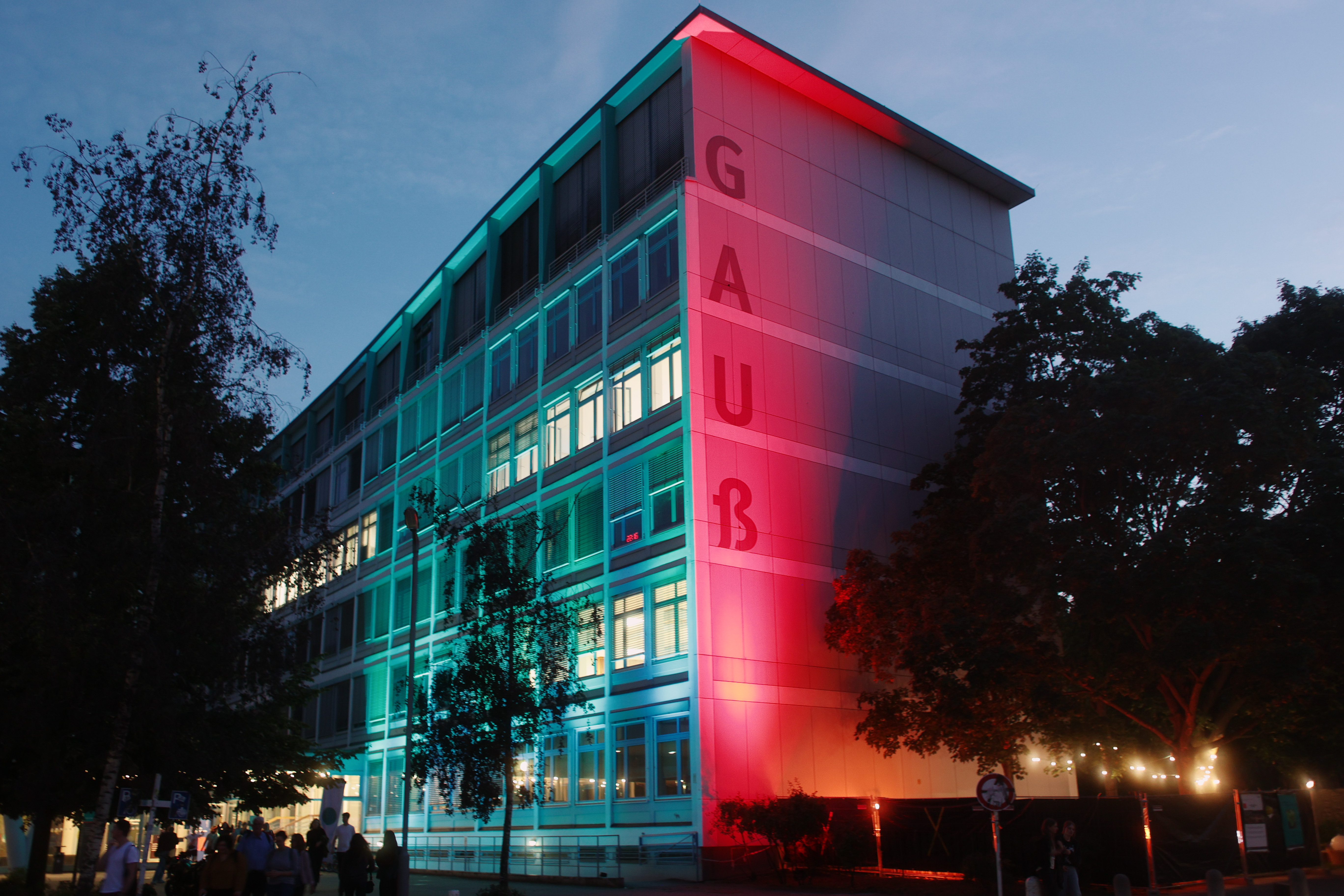 Haus Gauß rot und blau beleuchtet bei Nacht