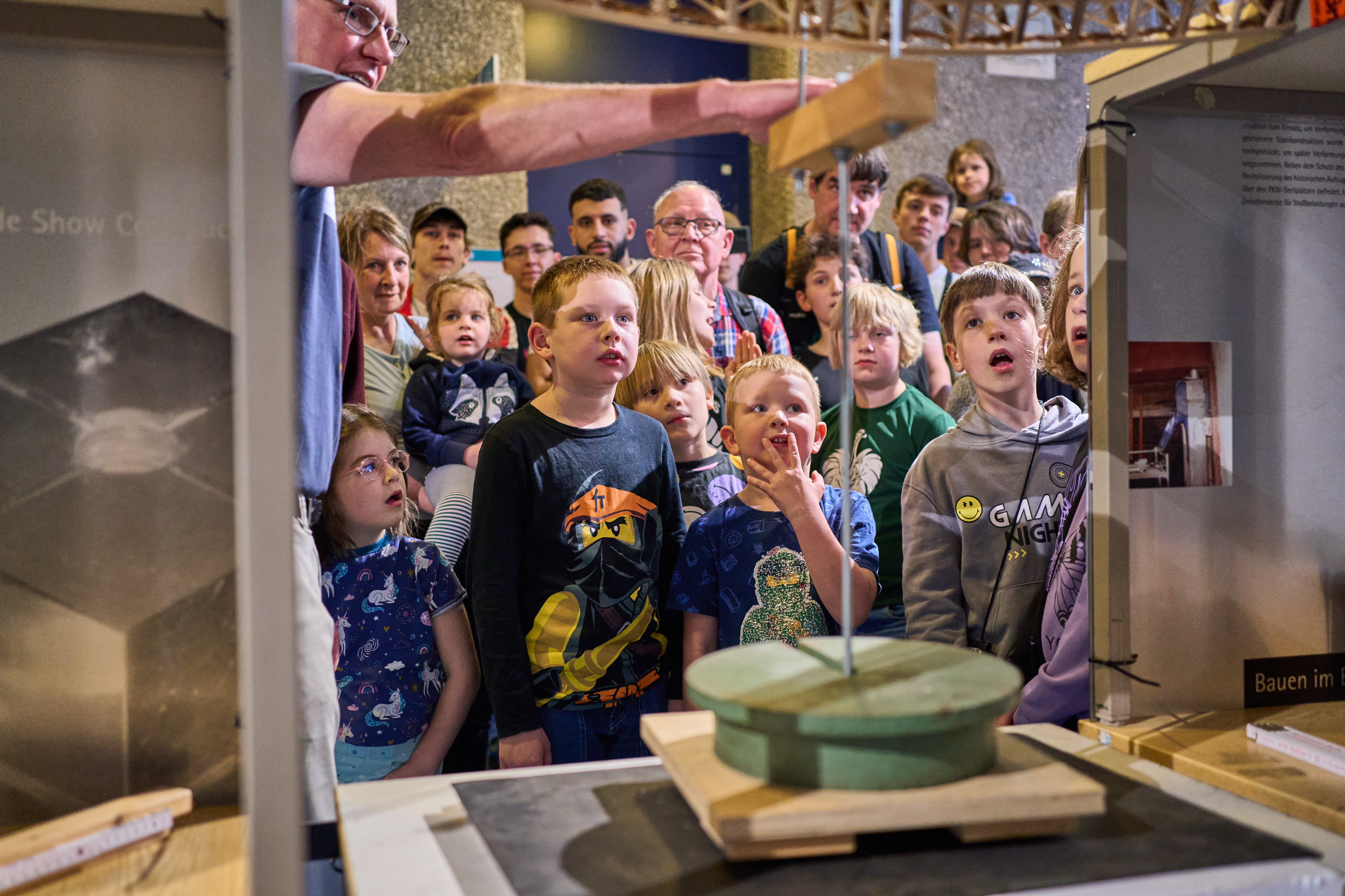 Kinder bestaunen ein Experiment