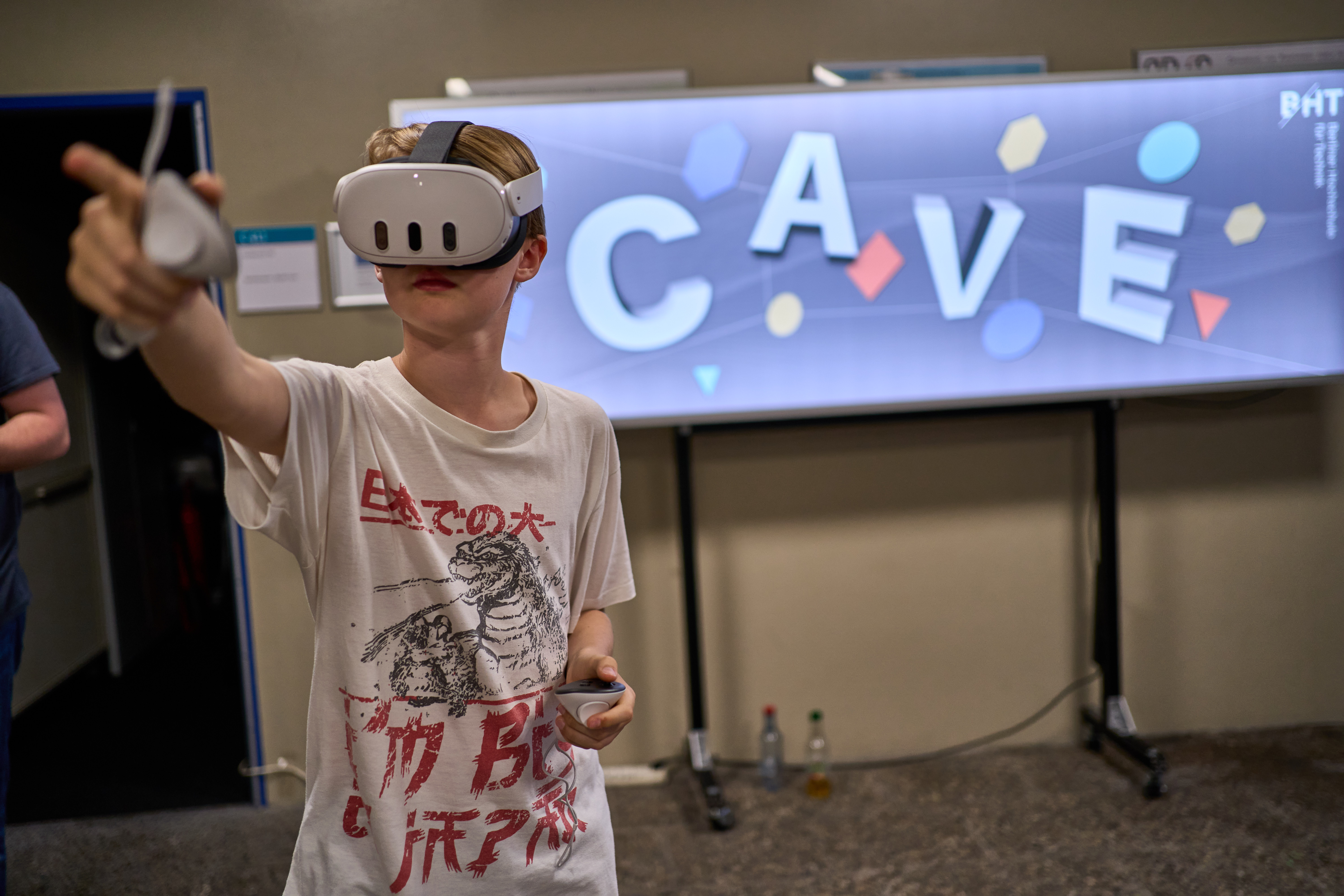 Ein Junge mit VR-Brille