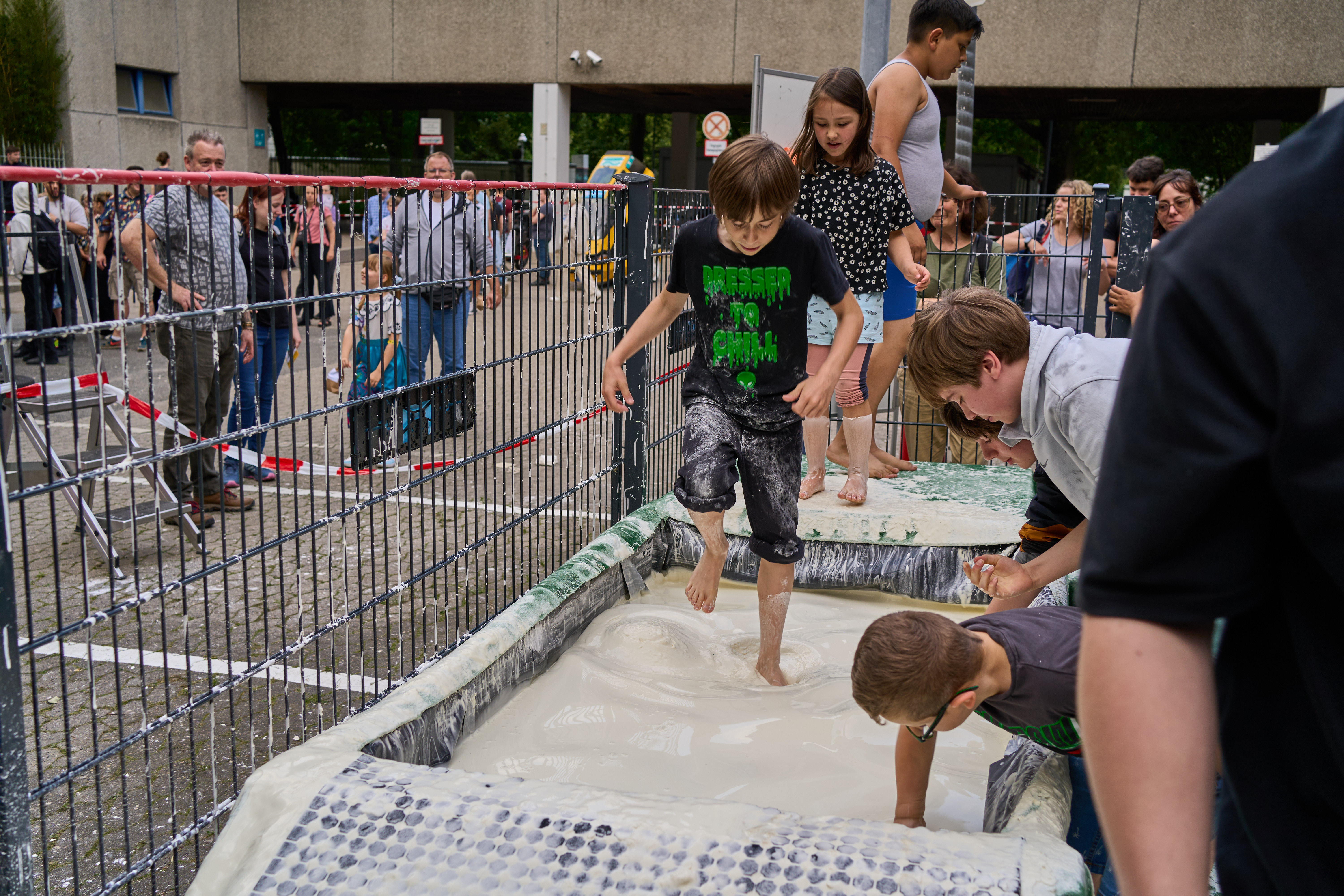 Ein Junge läuft über eine dickflüssige Masse