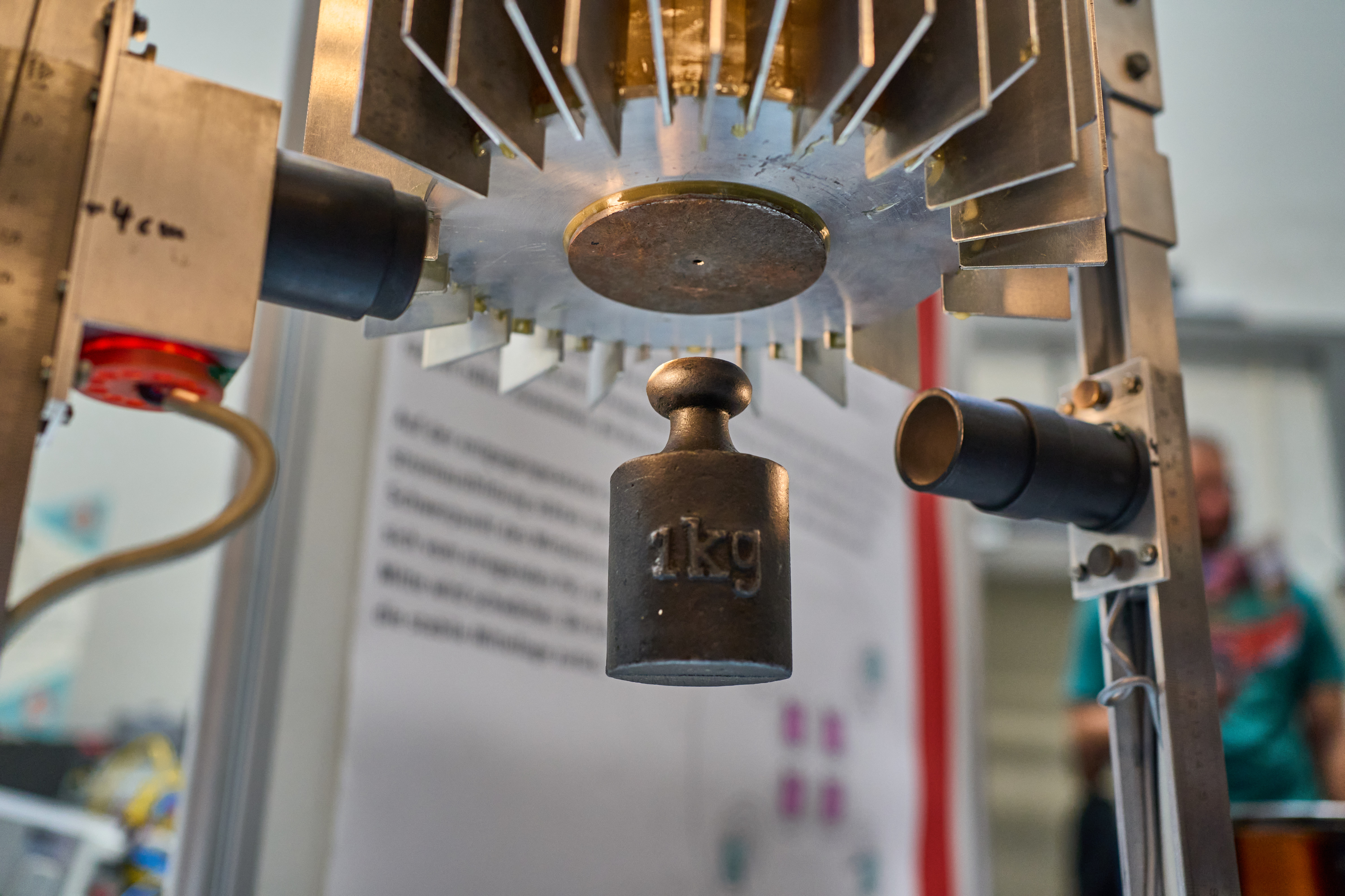 Ein Gewicht wird durch Magnete in der Schwebe gehalten