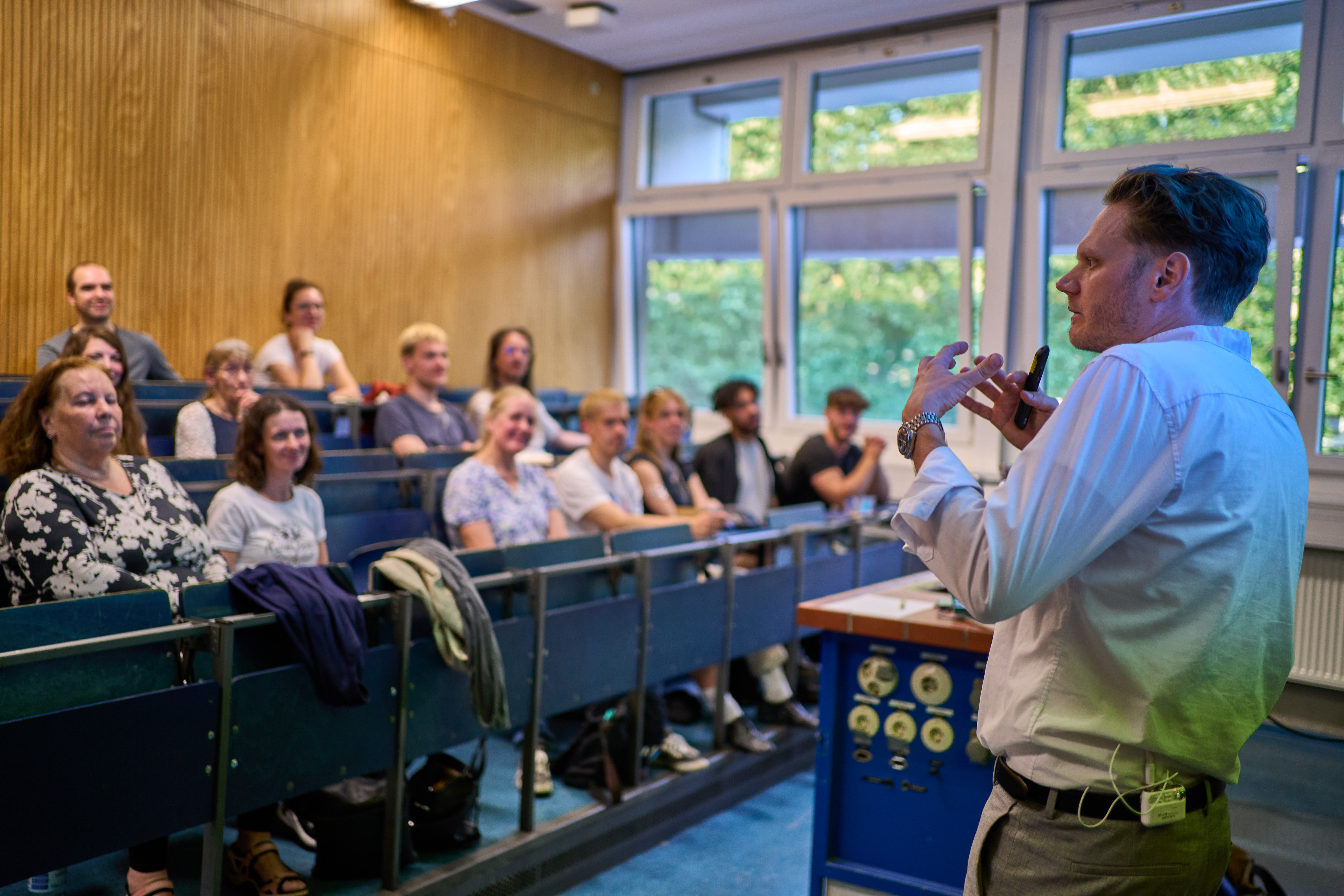 Ein Mann hält einen Vortrag im Hörsaal