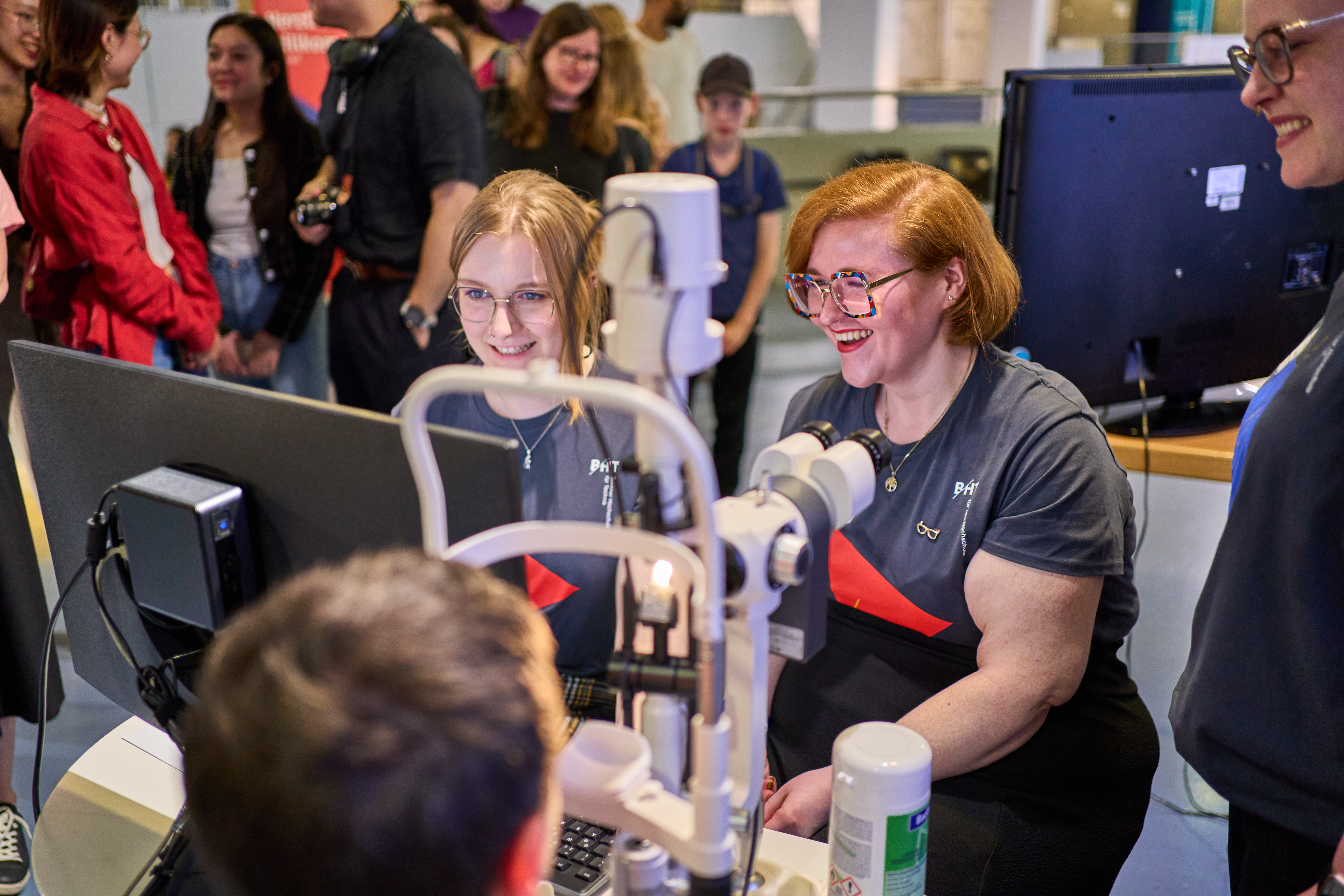 Zwei lachende Frauen arbeiten am Computer