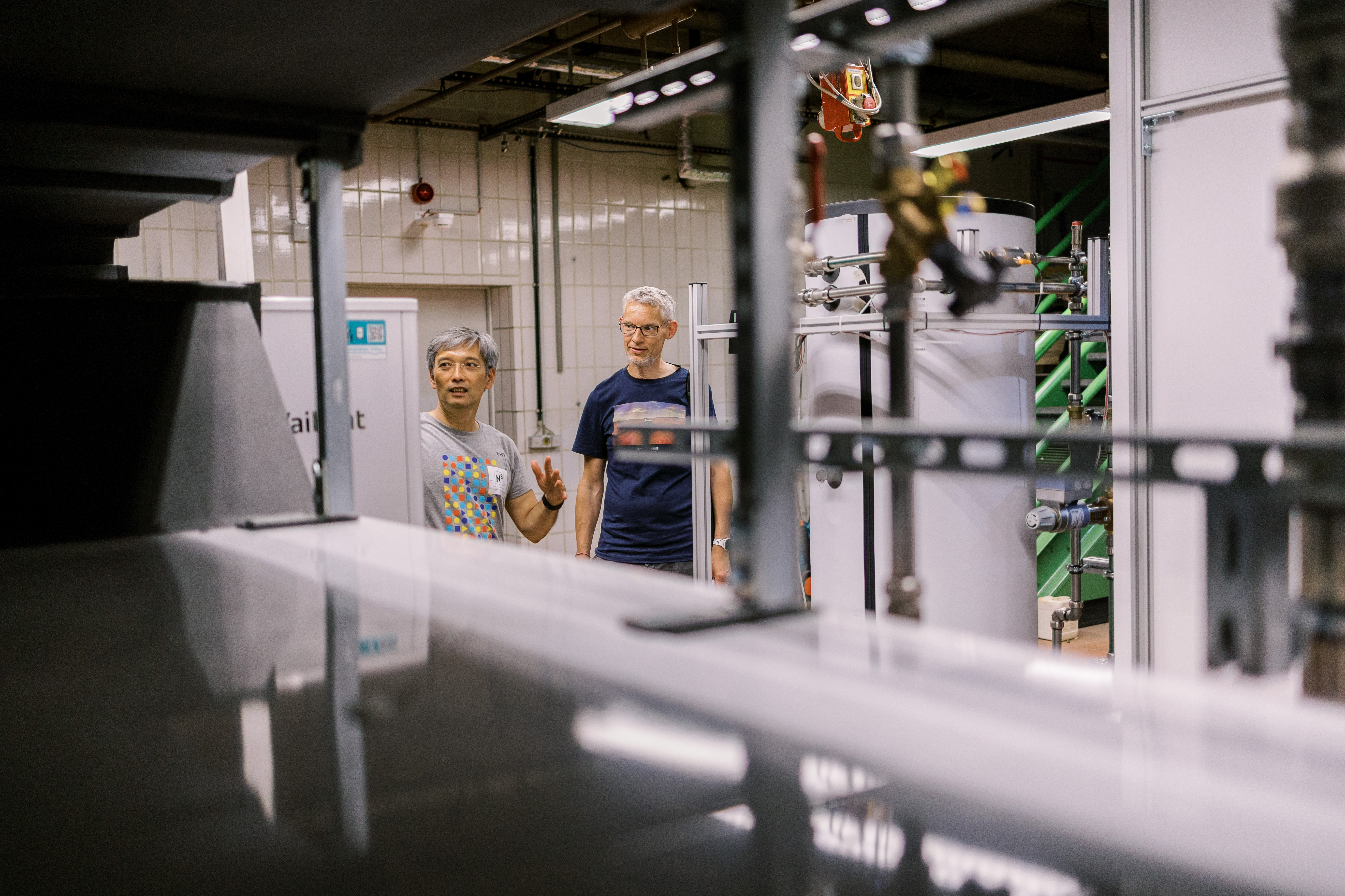 Zwei Männer betrachten Heizanlage im Labor
