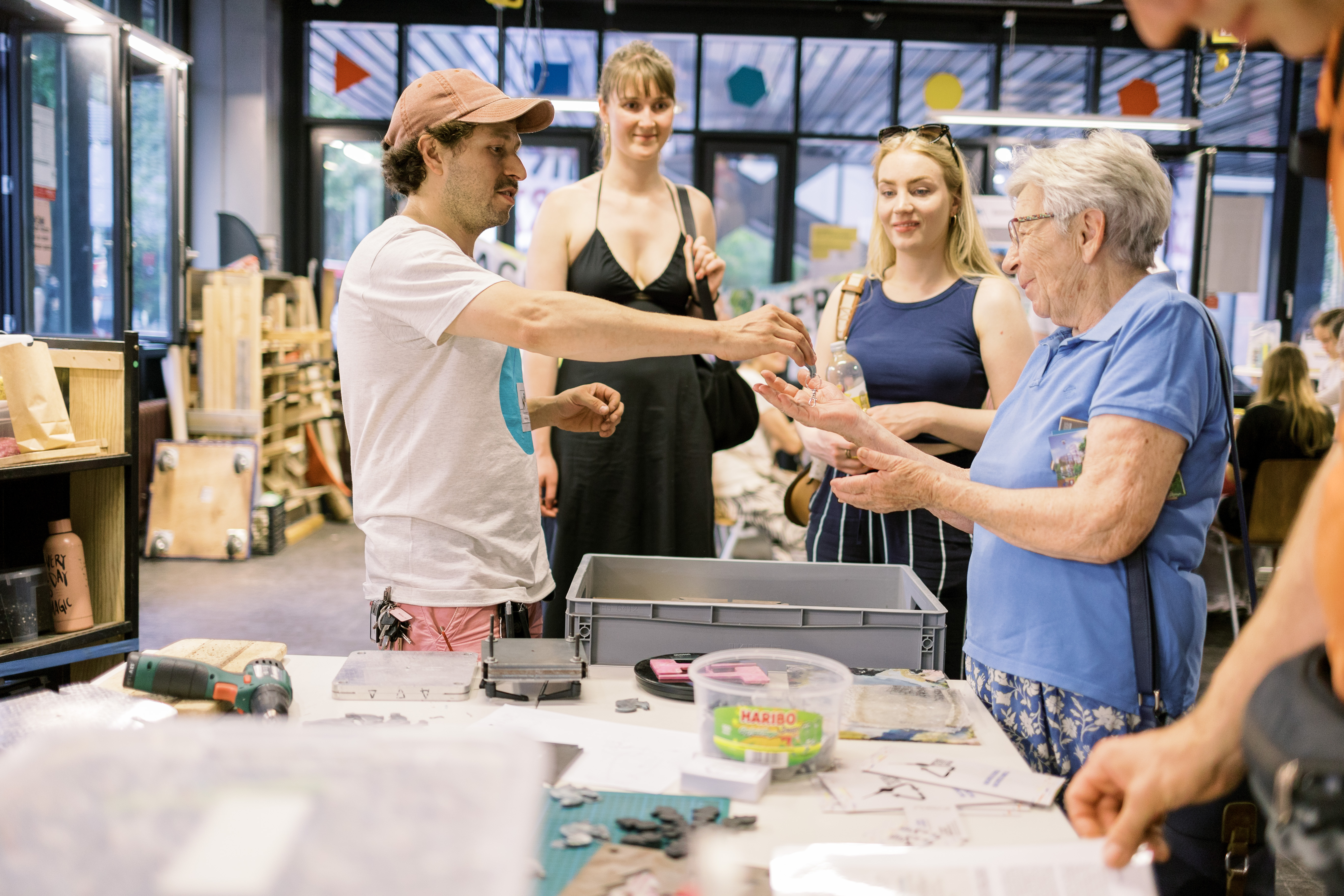 Ein Mann überreicht einer Frau einen Gegenstand
