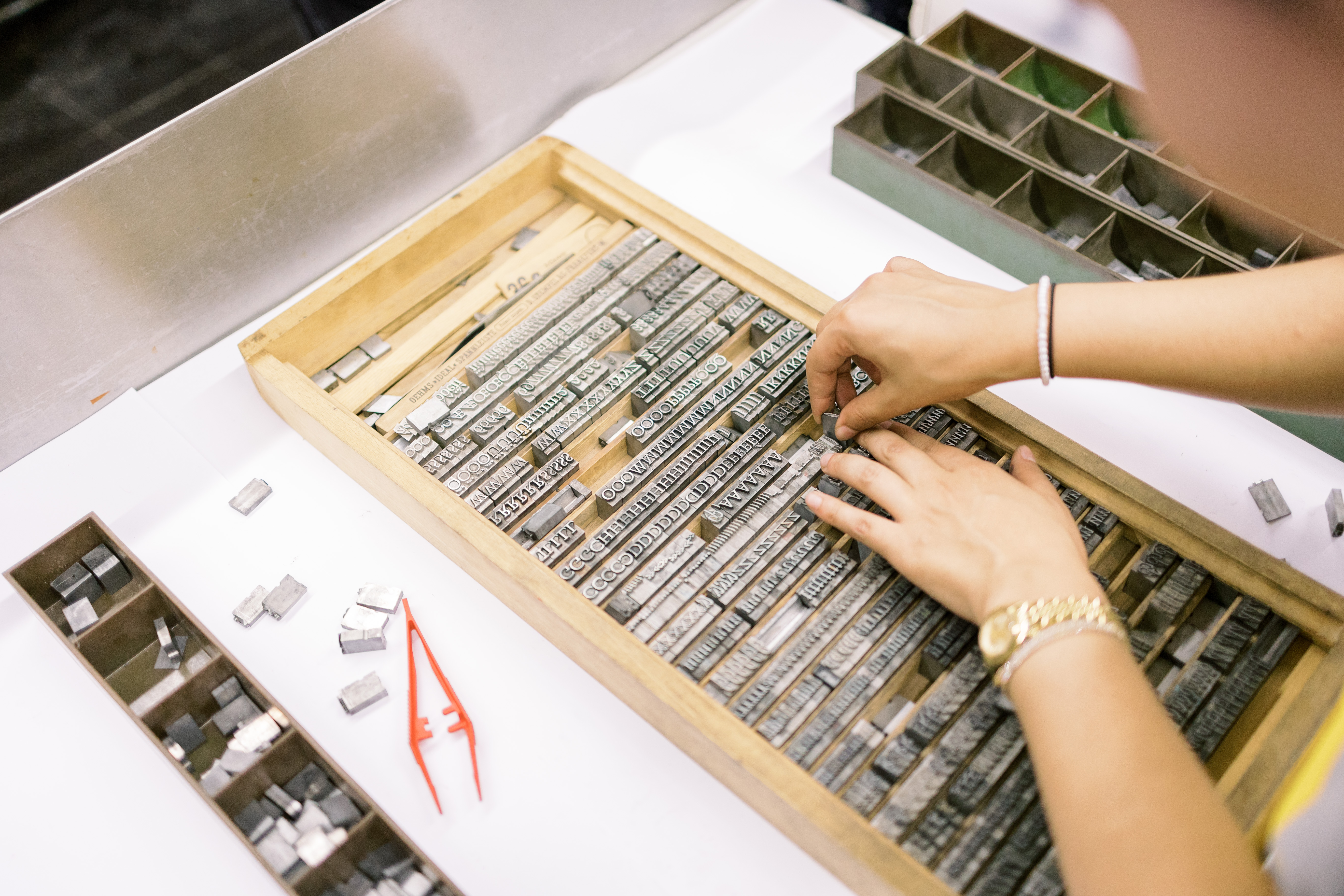 Holz-Setzkasten mit Bleilettern