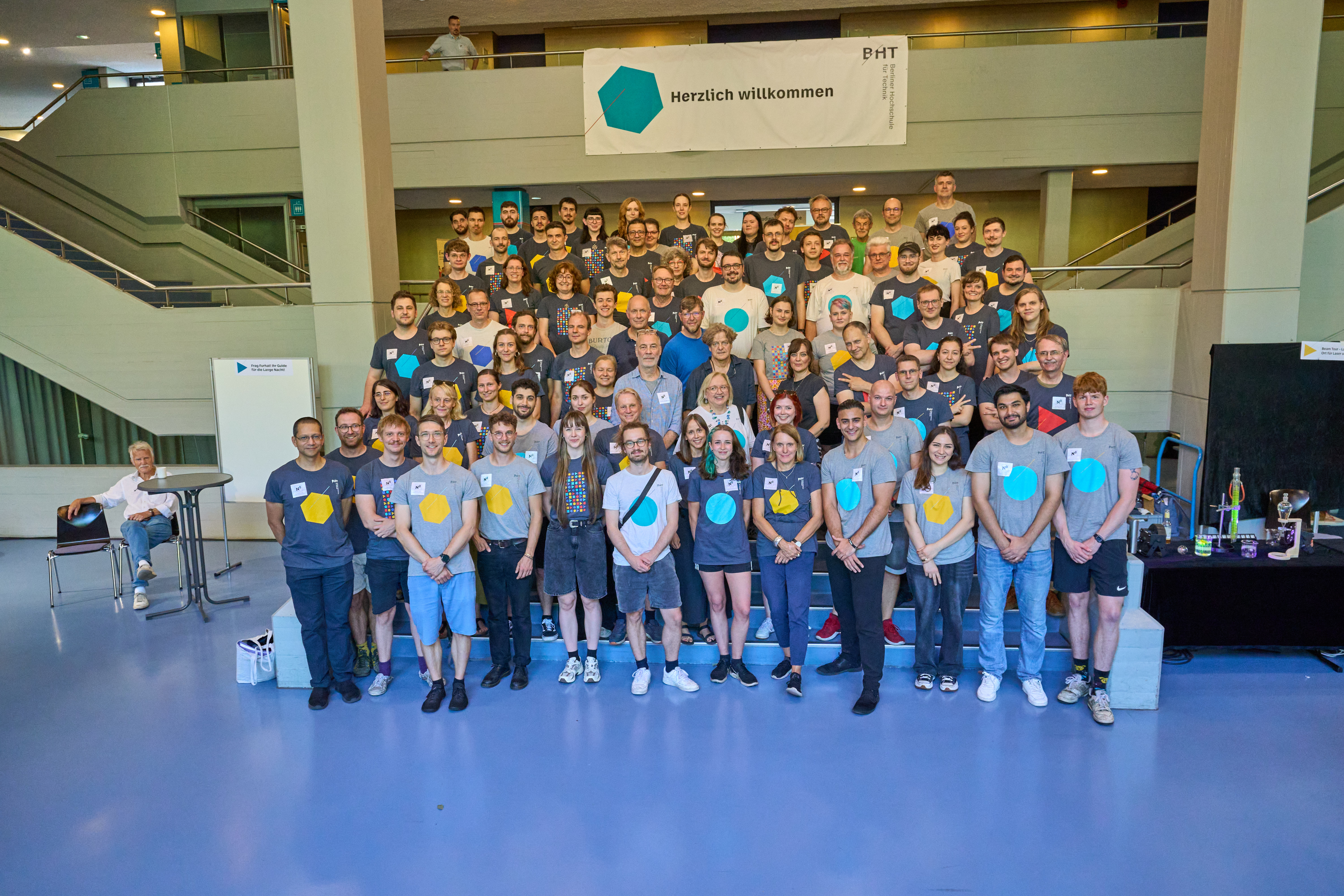 Großes Gruppenfoto von den Mitarbeiter*innen der BHT auf einer Treppe.