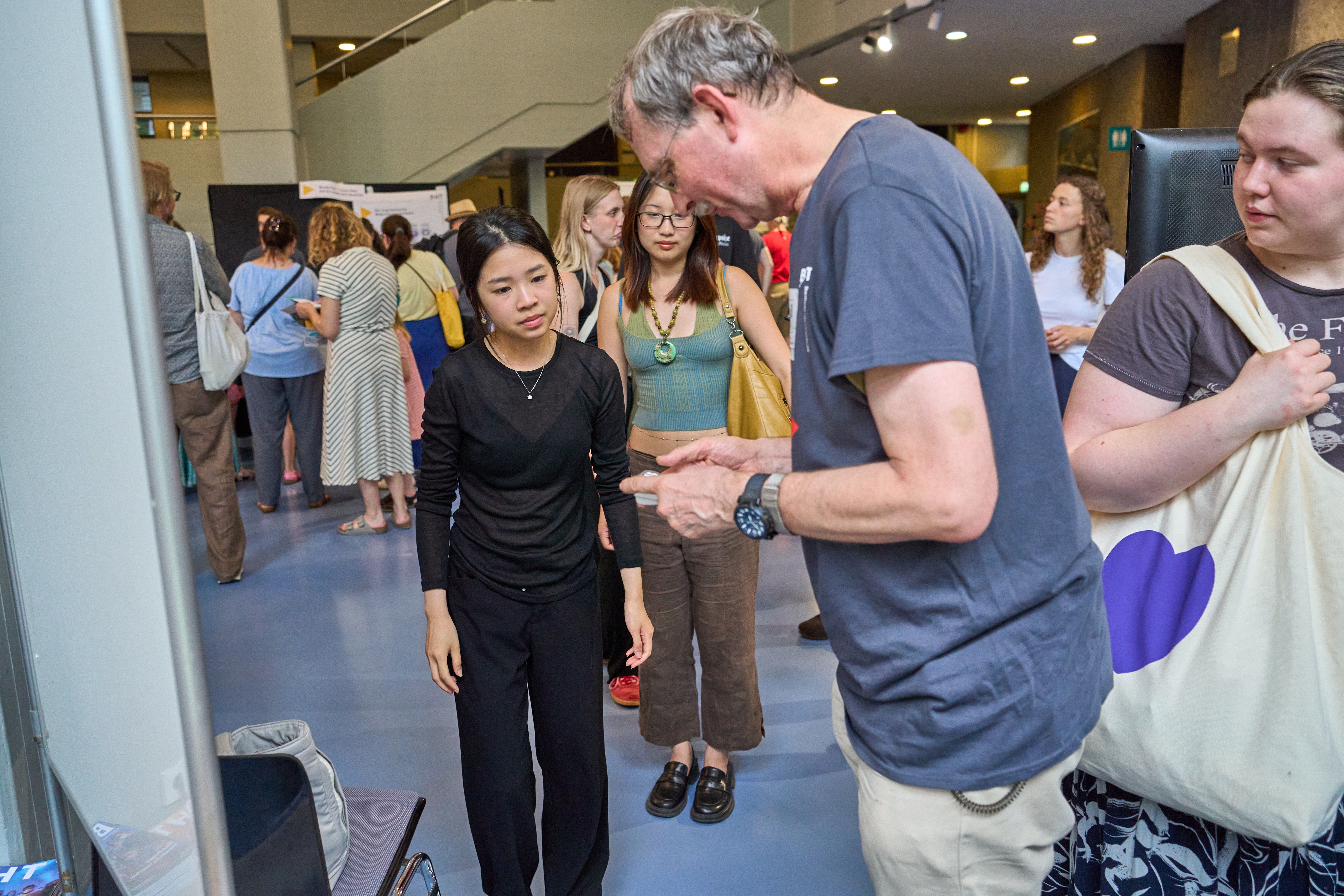 Mitarbeiter erläutert Besucher ein Produkt.