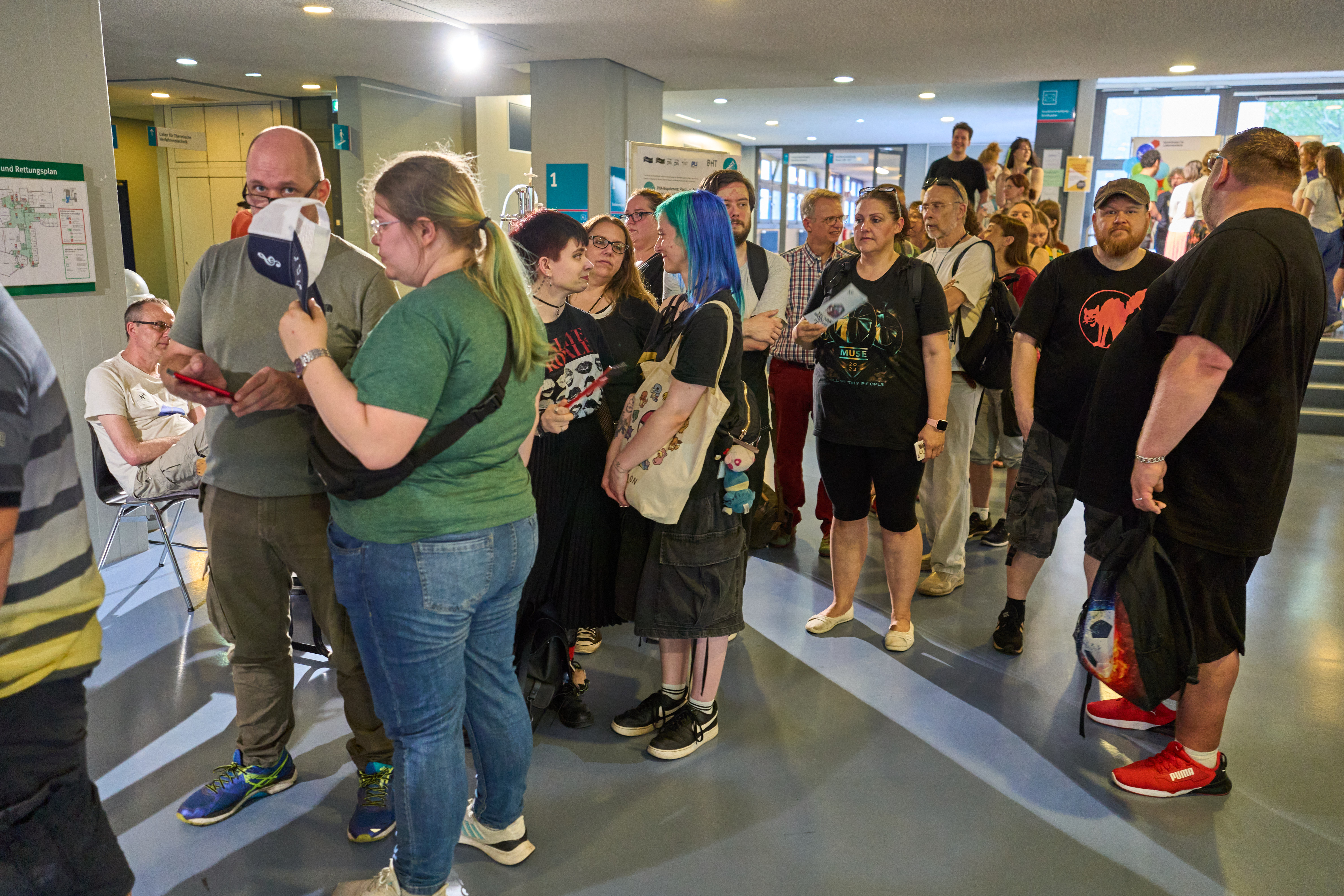 Viele Menschen stehen in einer Schlange.