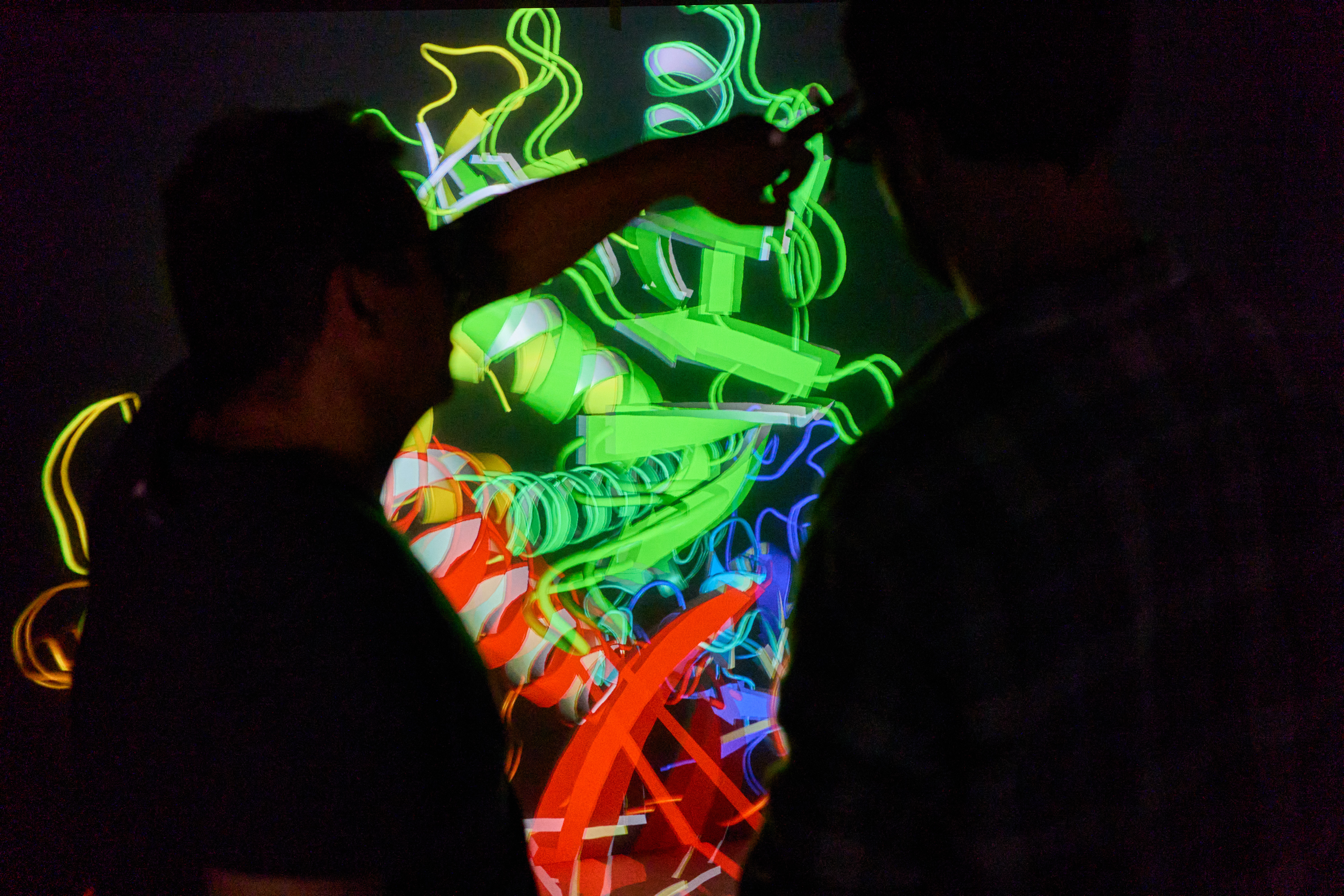 Person vor einer Lichtinstallation.