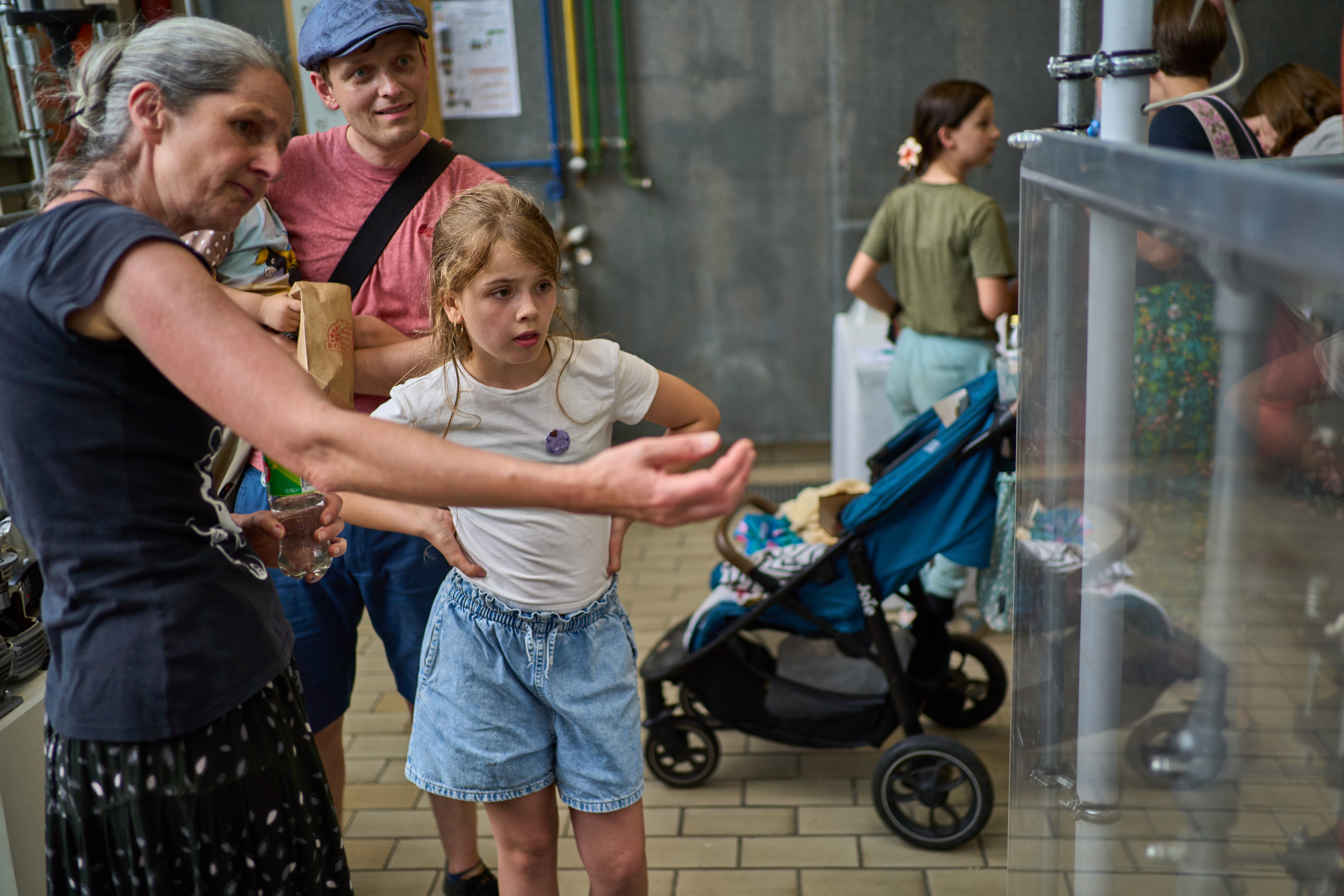 Familie betrachtet etwas.