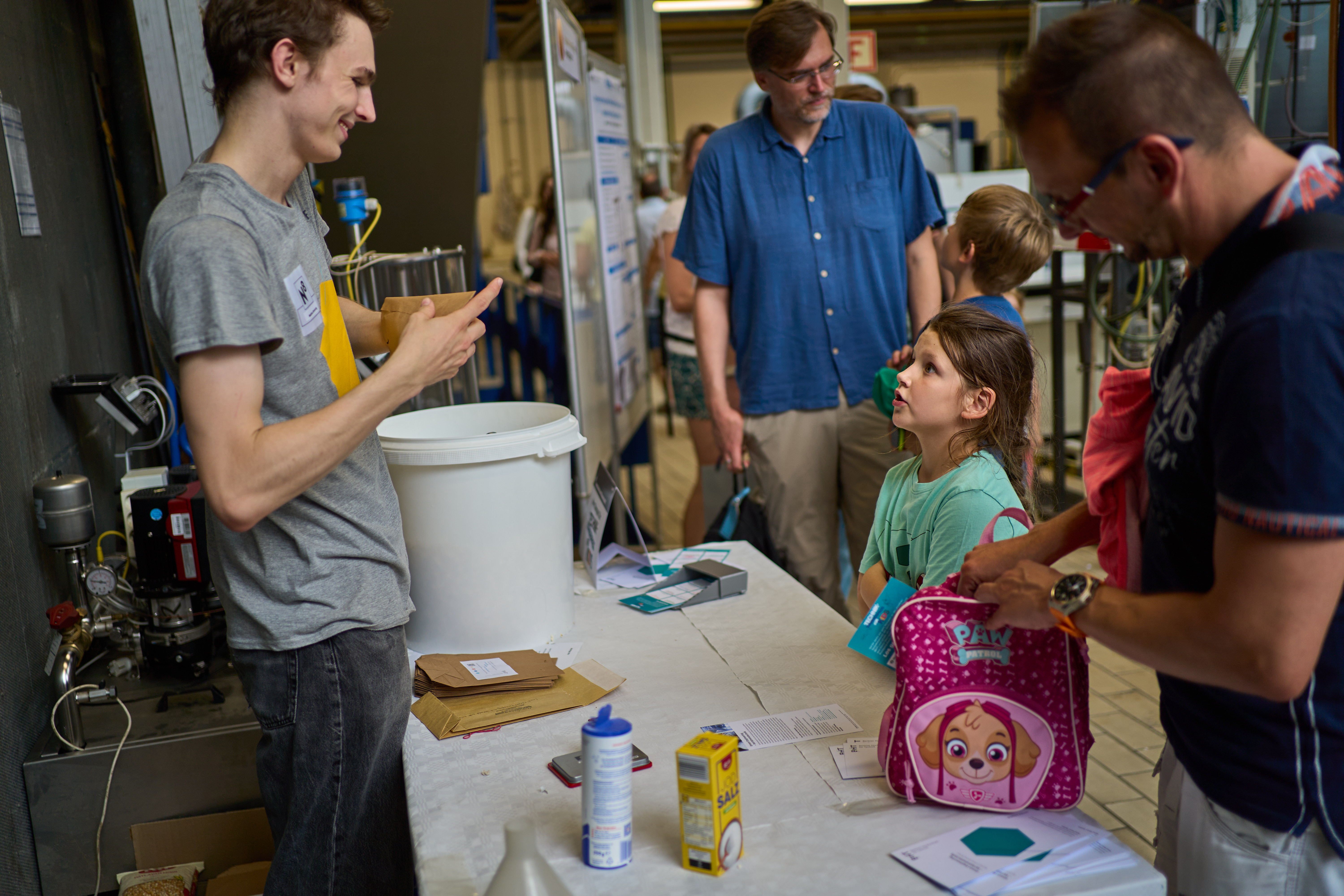 Mitarbeiter unterhält sich mit einem Kind.