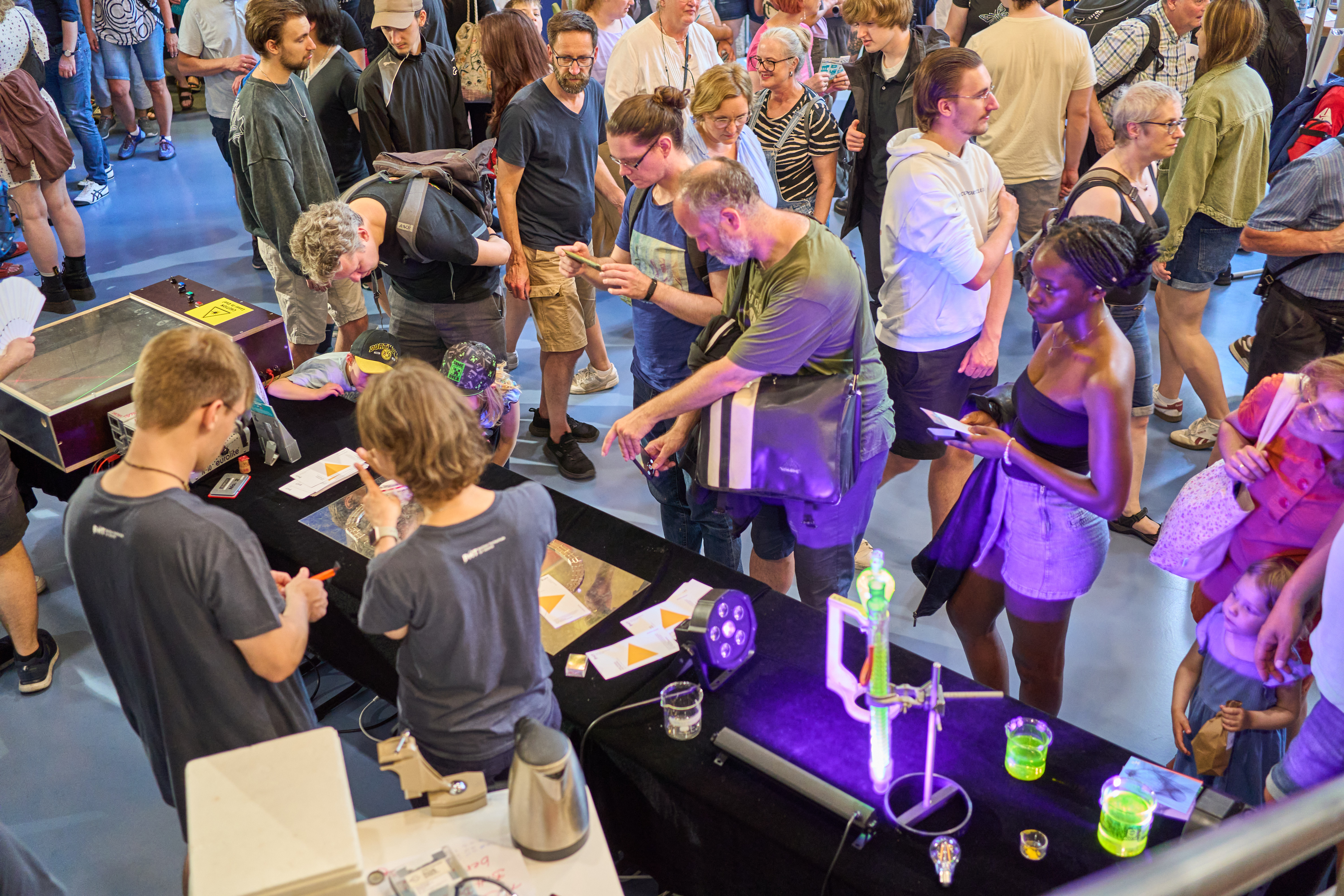 Viele Menschen vor einem Stand.