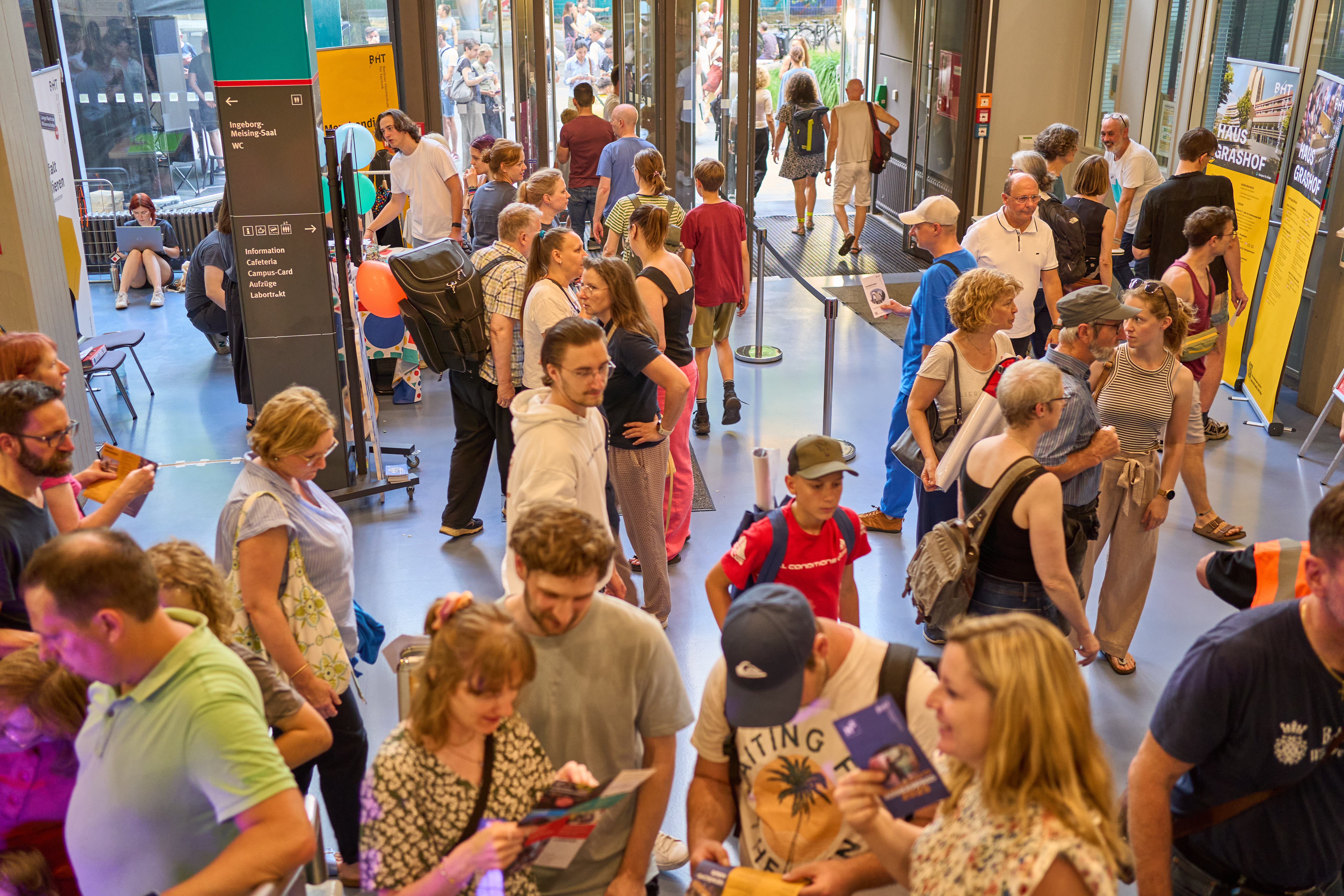 Viele Menschen im Eingangsbereich eines Gebäudes.