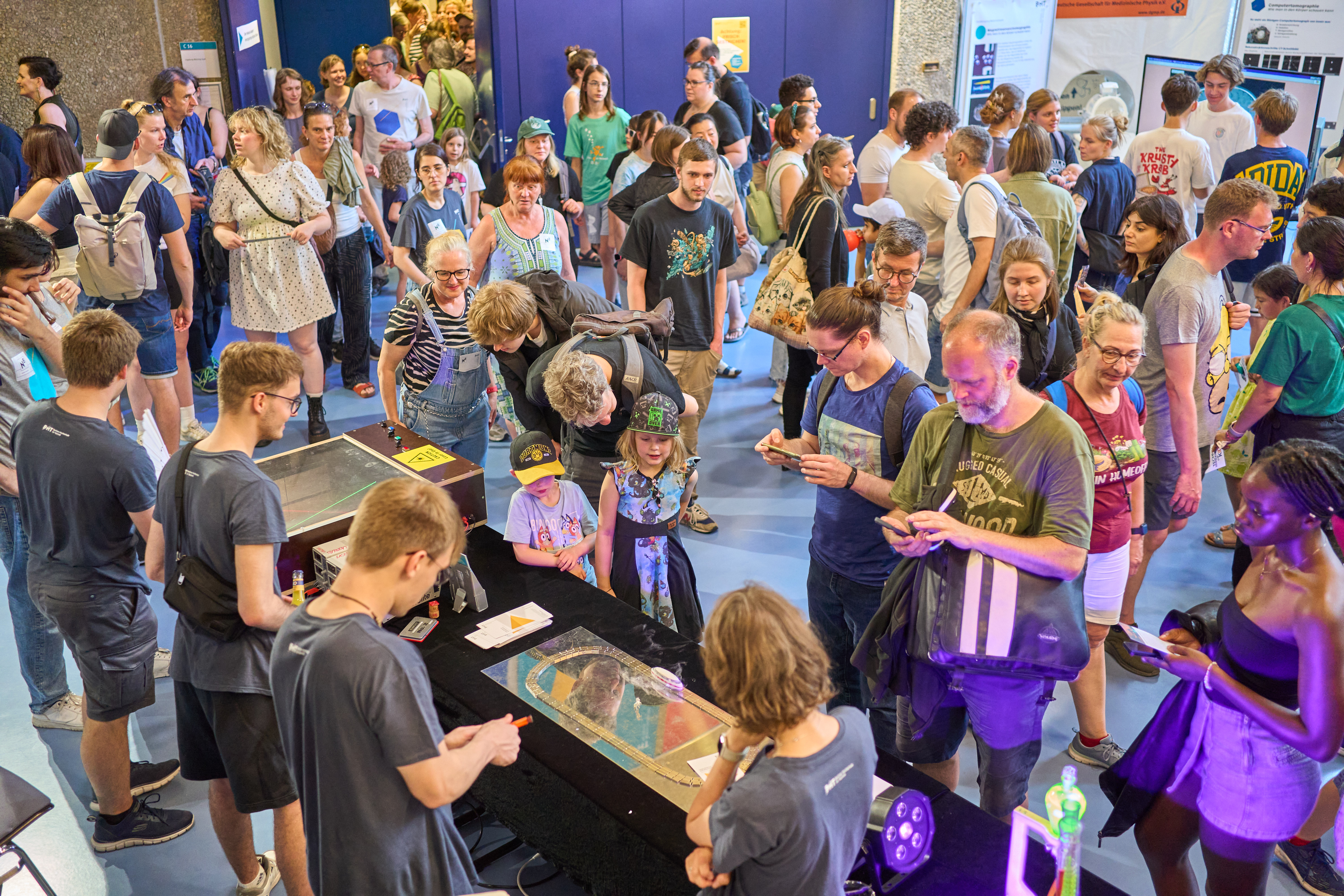 Viele Menschen vor einem Stand.