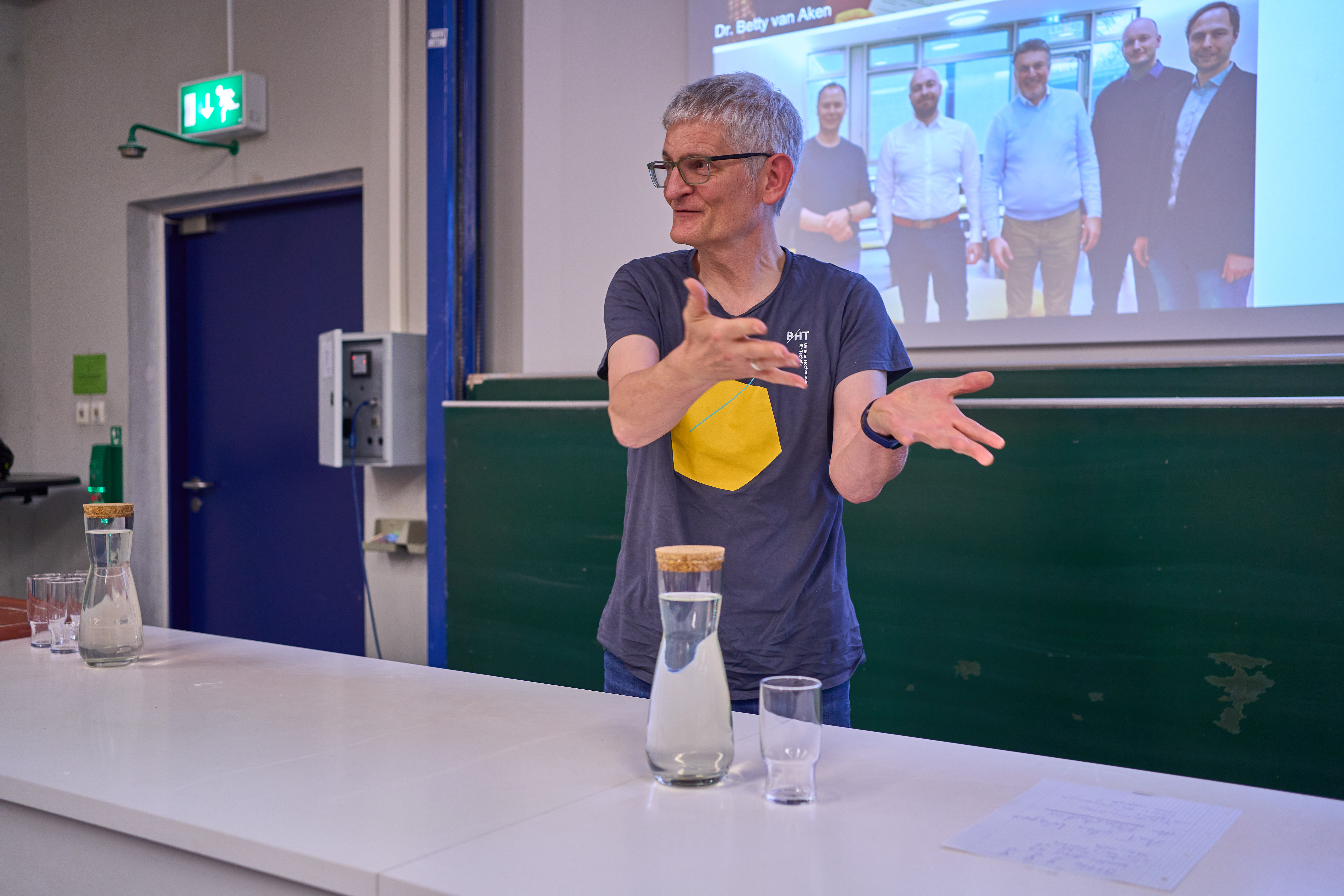 Mann hält einen Vortrag.