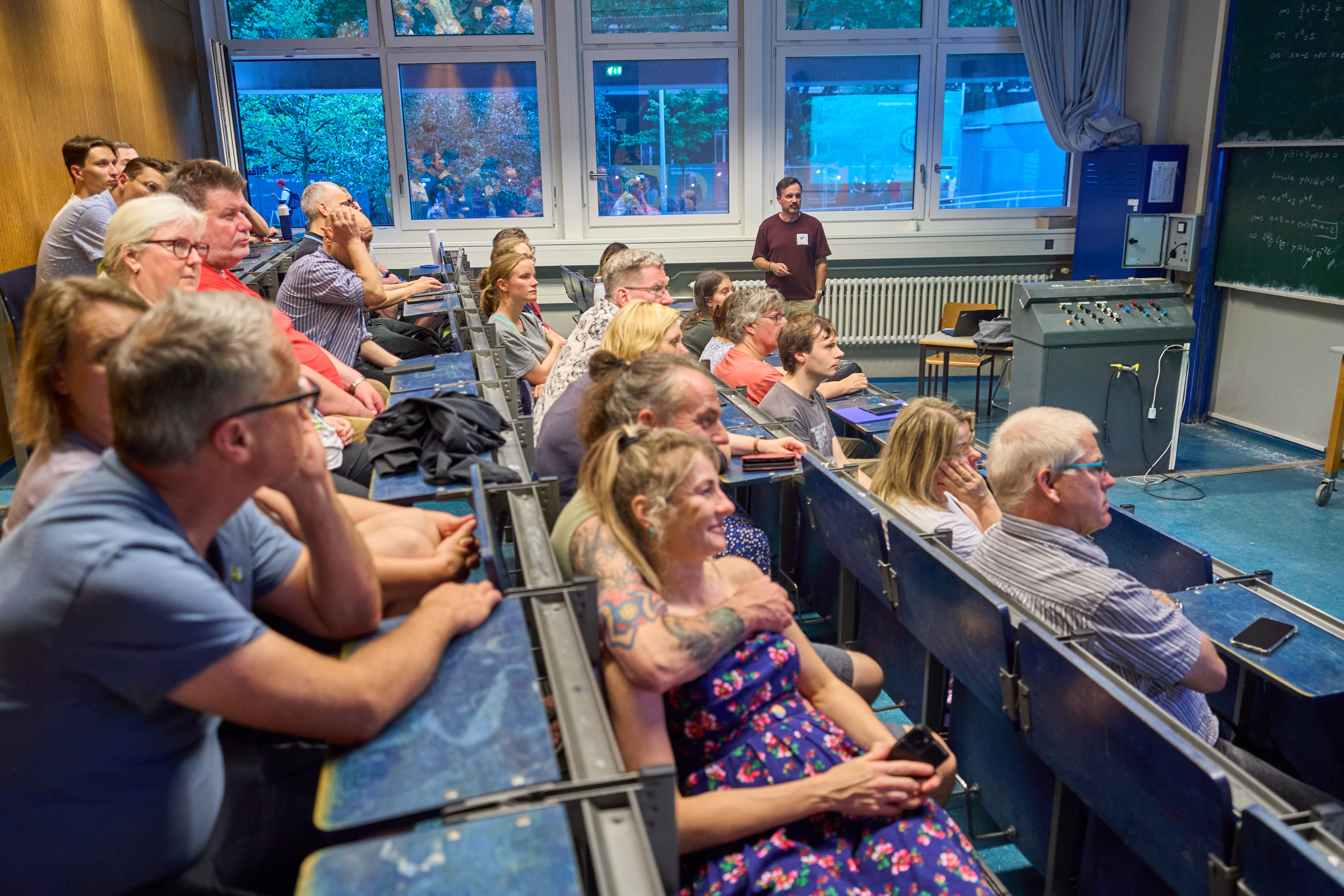 Besucher*innen im Hörsaal