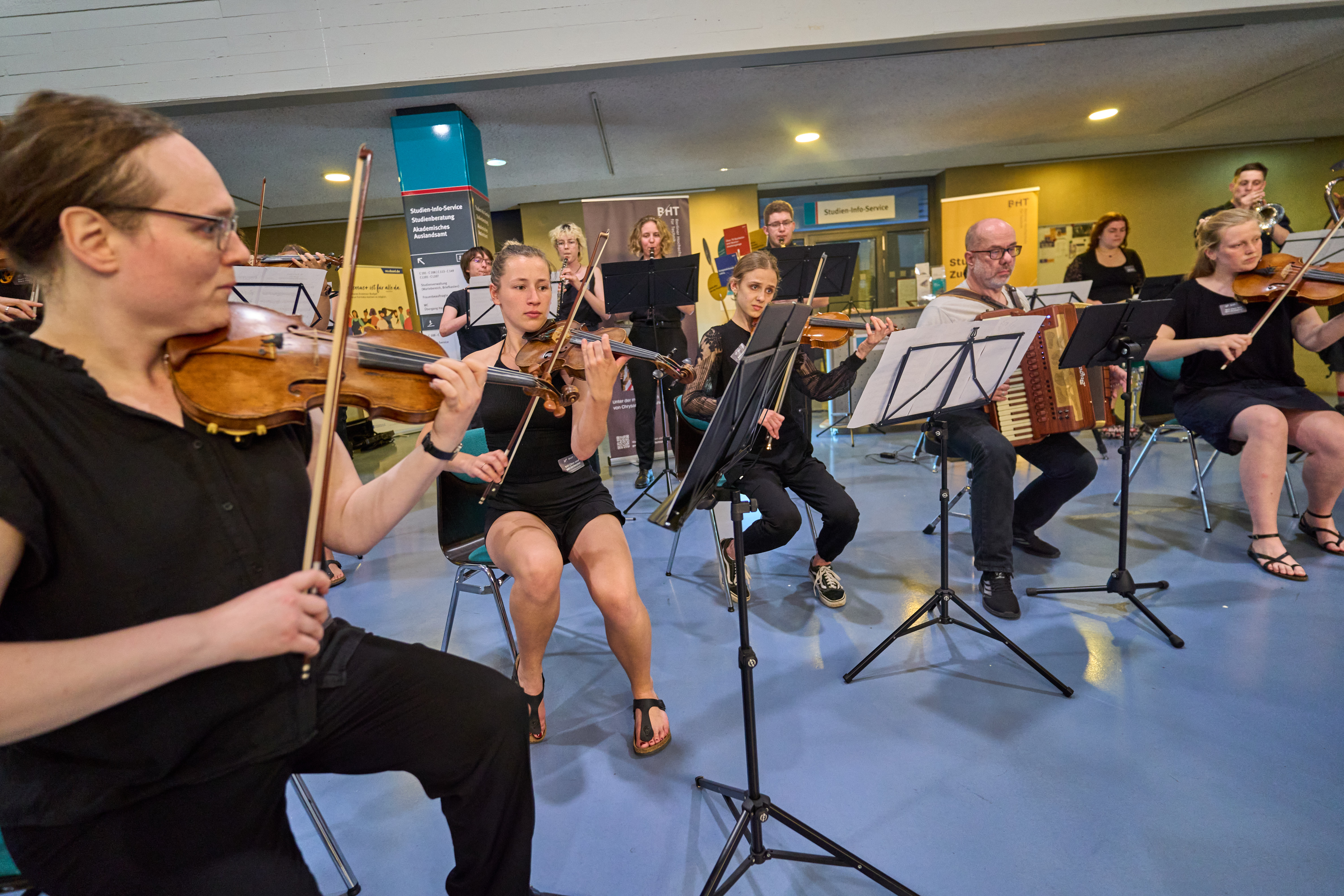 Musiker*innen eines Orchesters beim Spielen