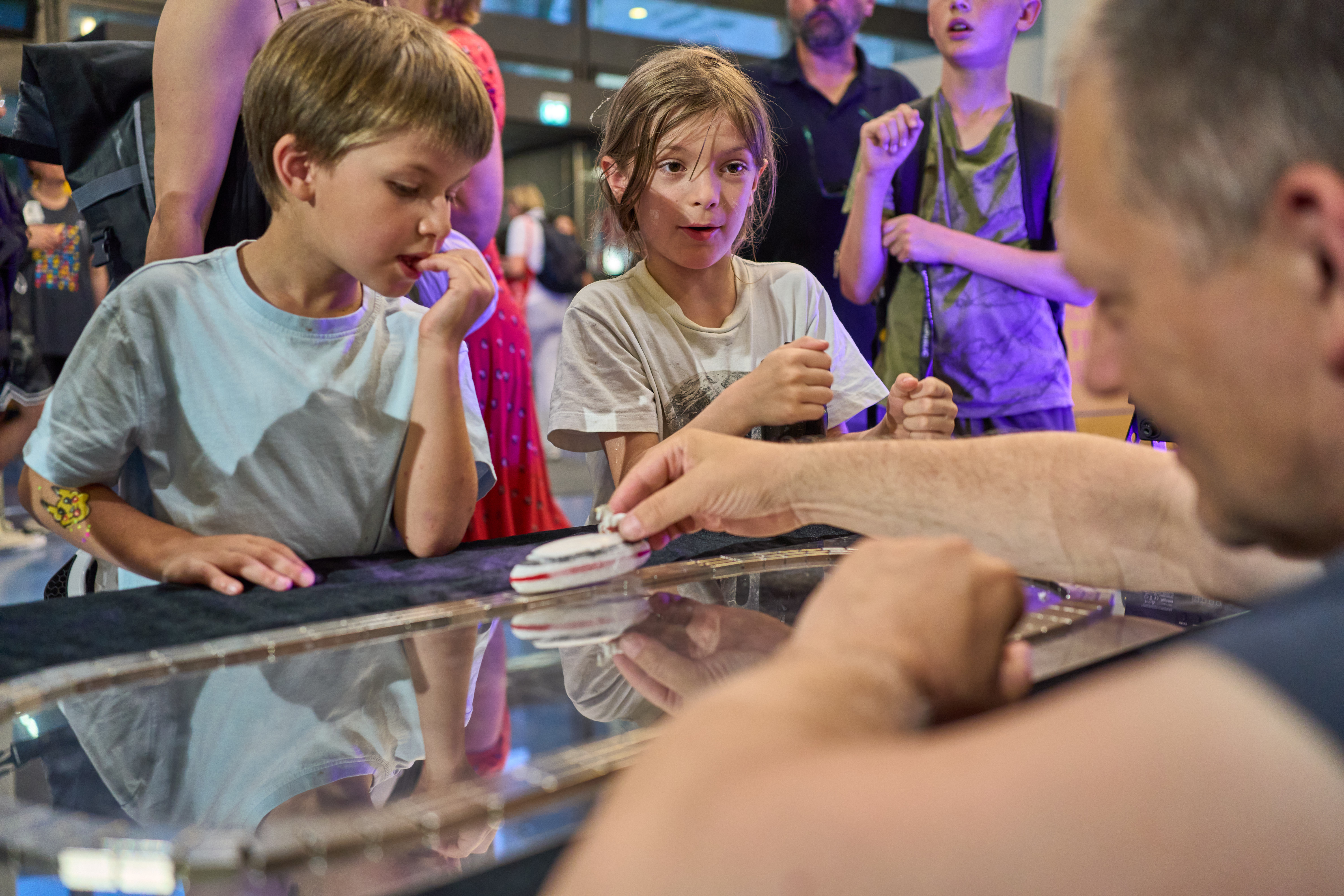 Kinder bestaunen Modellbahn