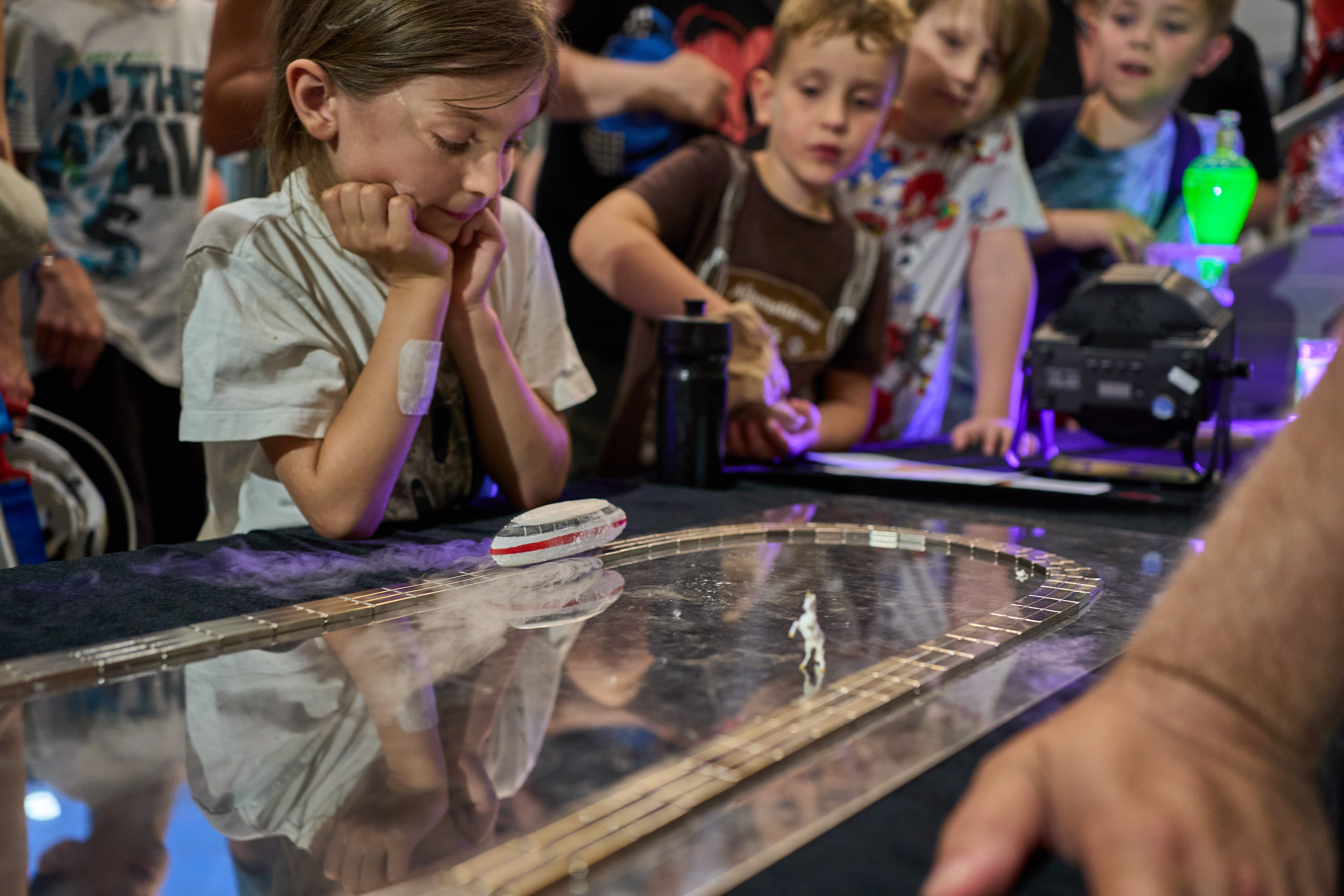 Kinder bestaunen Modellbahn