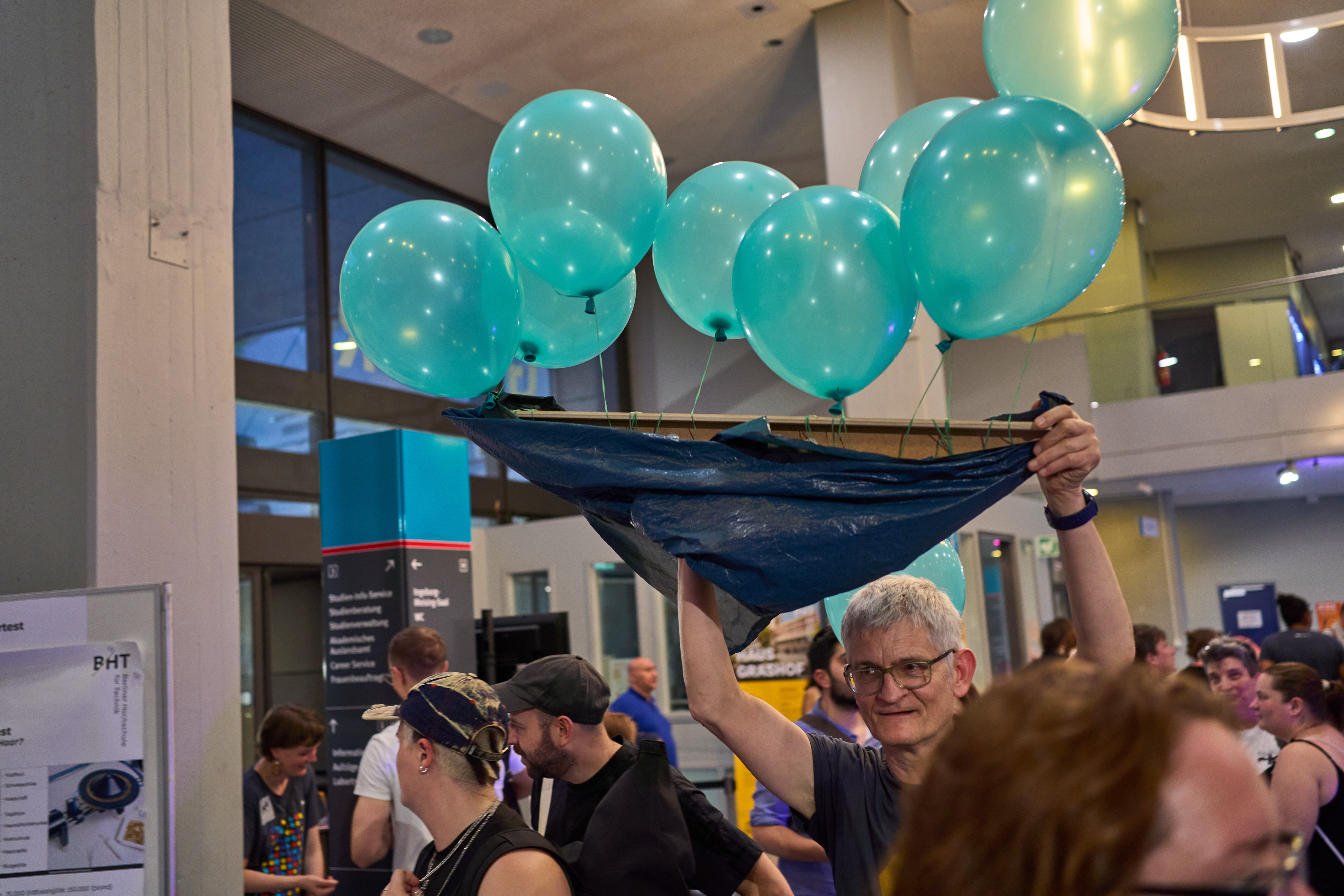 Luftballon-Konstruktion wird von einer Person getragen