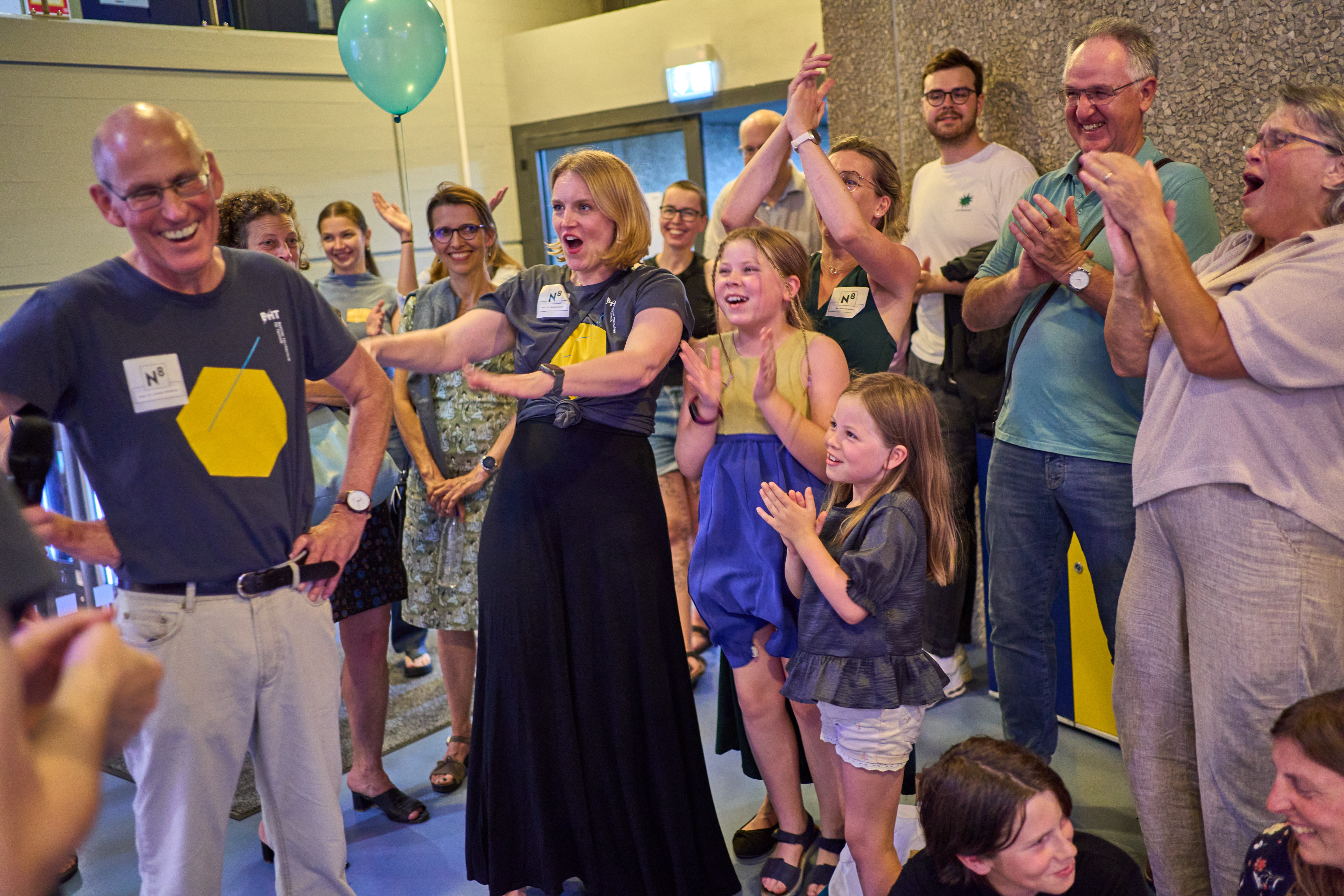 Gruppe von Besucher*innen in fröhlicher Stimmung
