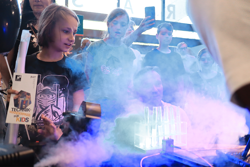 Kinder bei einem Experiment bei der Langen Nacht der Wissenschaften an der BHT