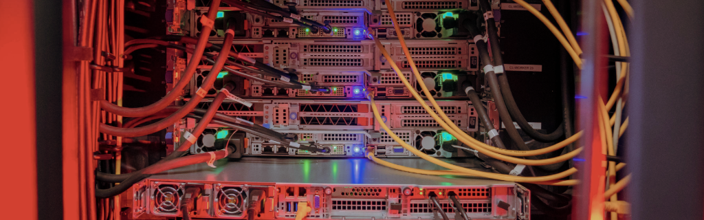 Blick in einen Serverraum mit vielen Kabeln, Buchsen und Lämpchen