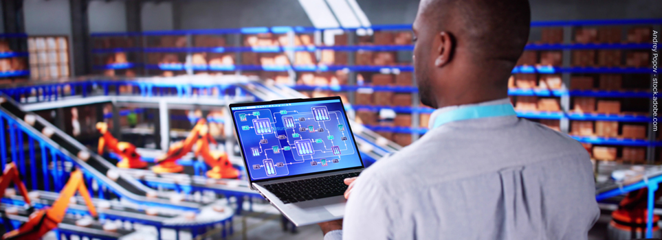 Techniker nutzt ein Automatisierungs-Dashboard in der Produktion